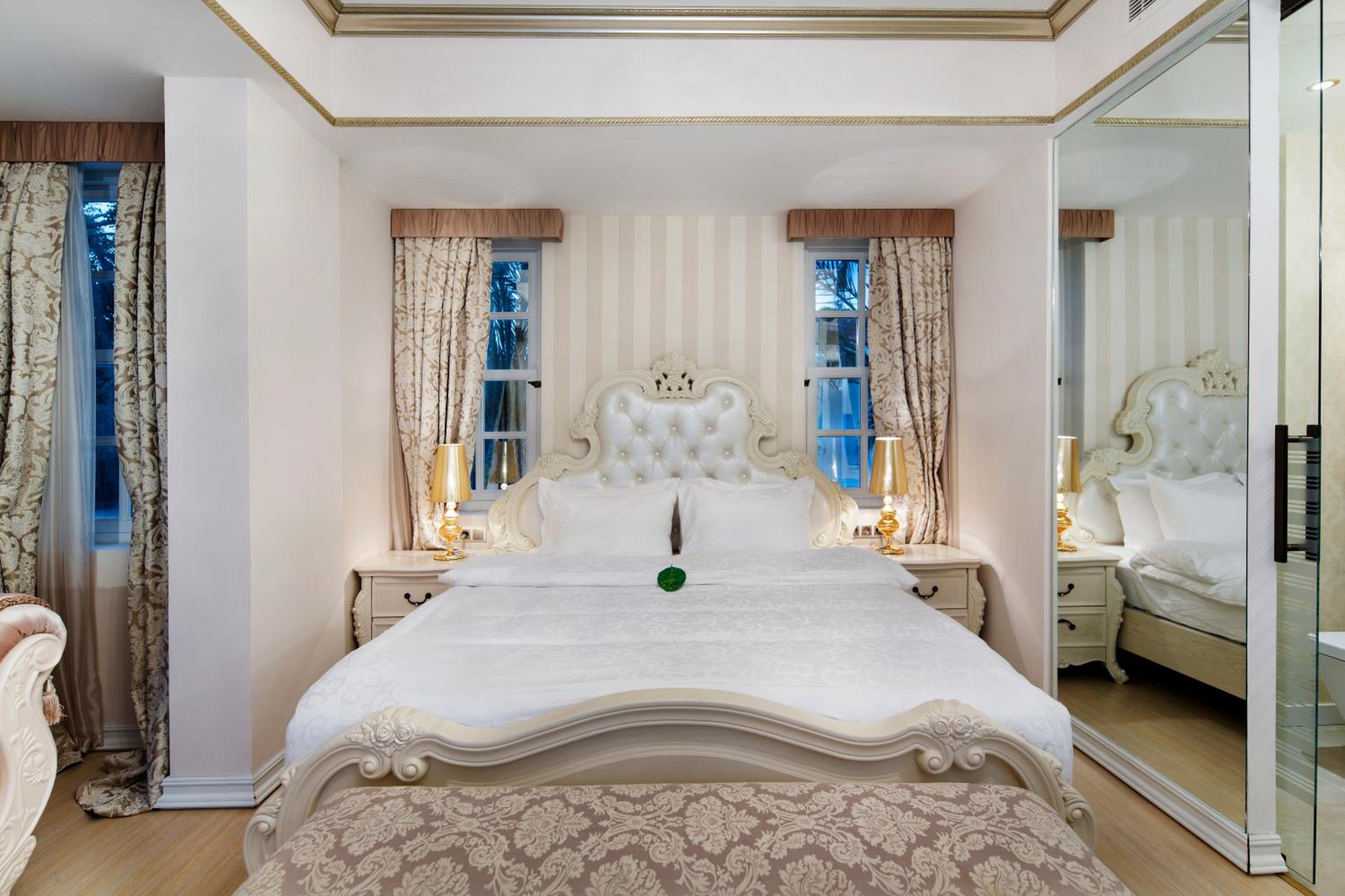 Elegance East Hotel - Image 12