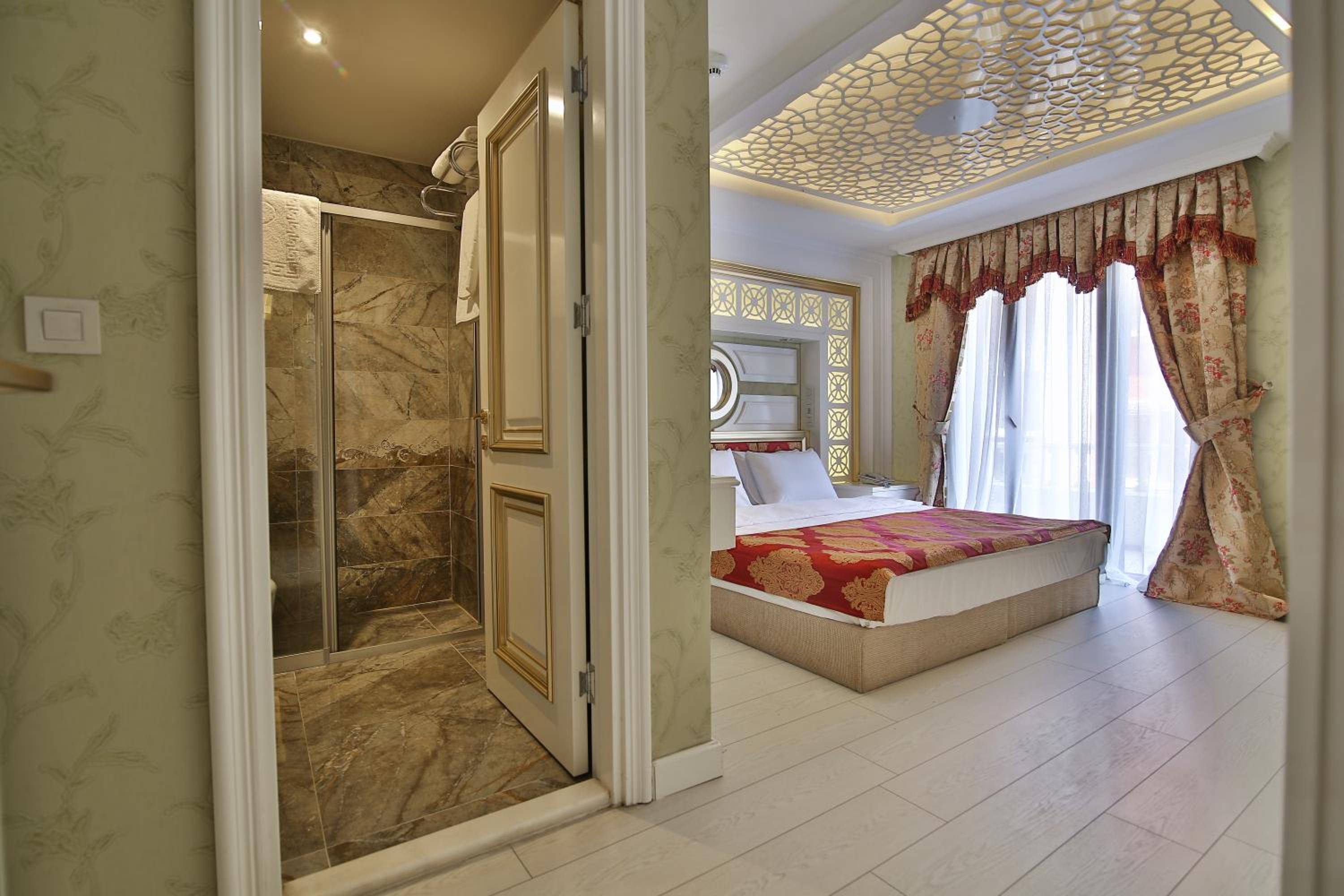 Hotel Queens Land - Image 21