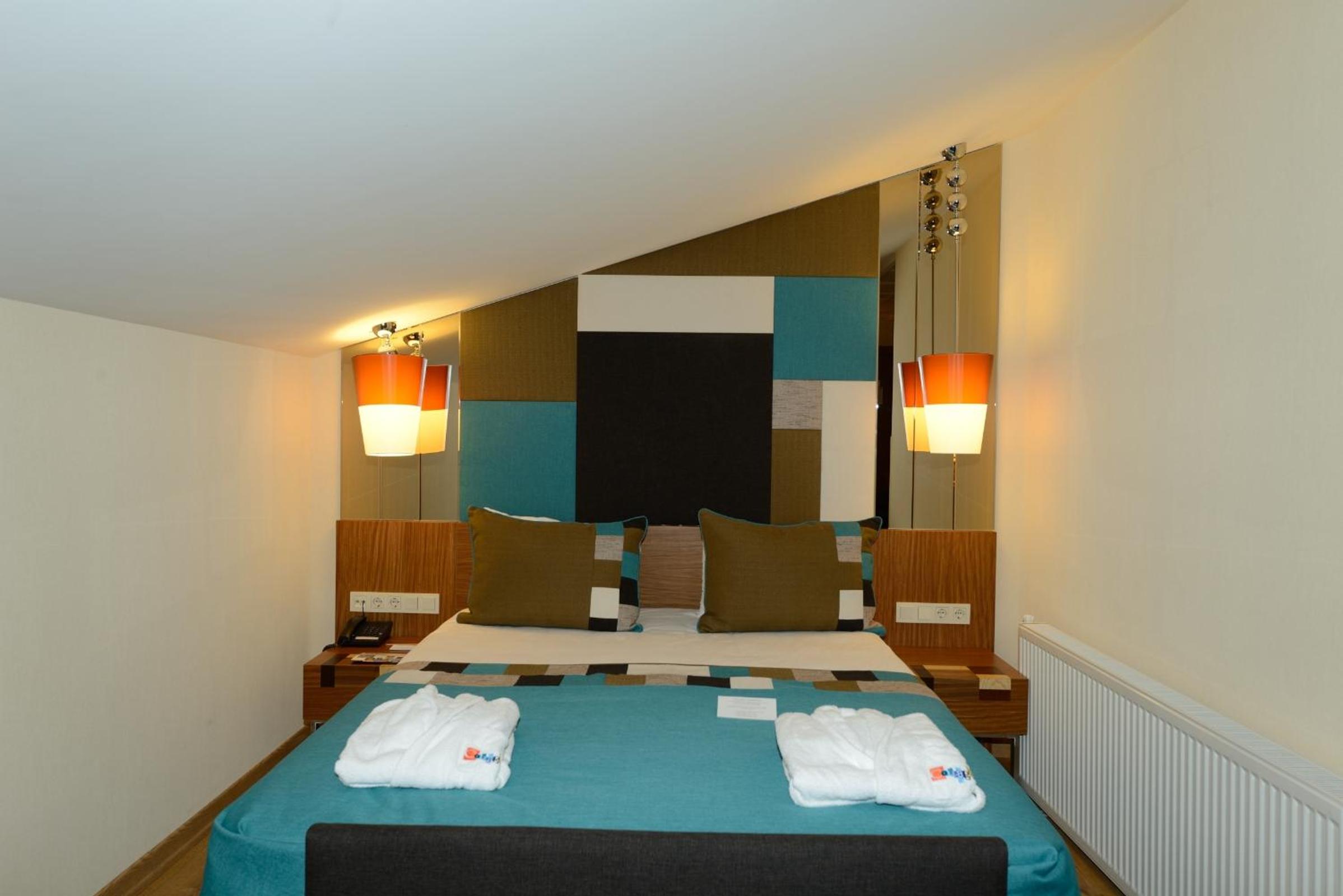 Collage Pera Hotel - Image 18