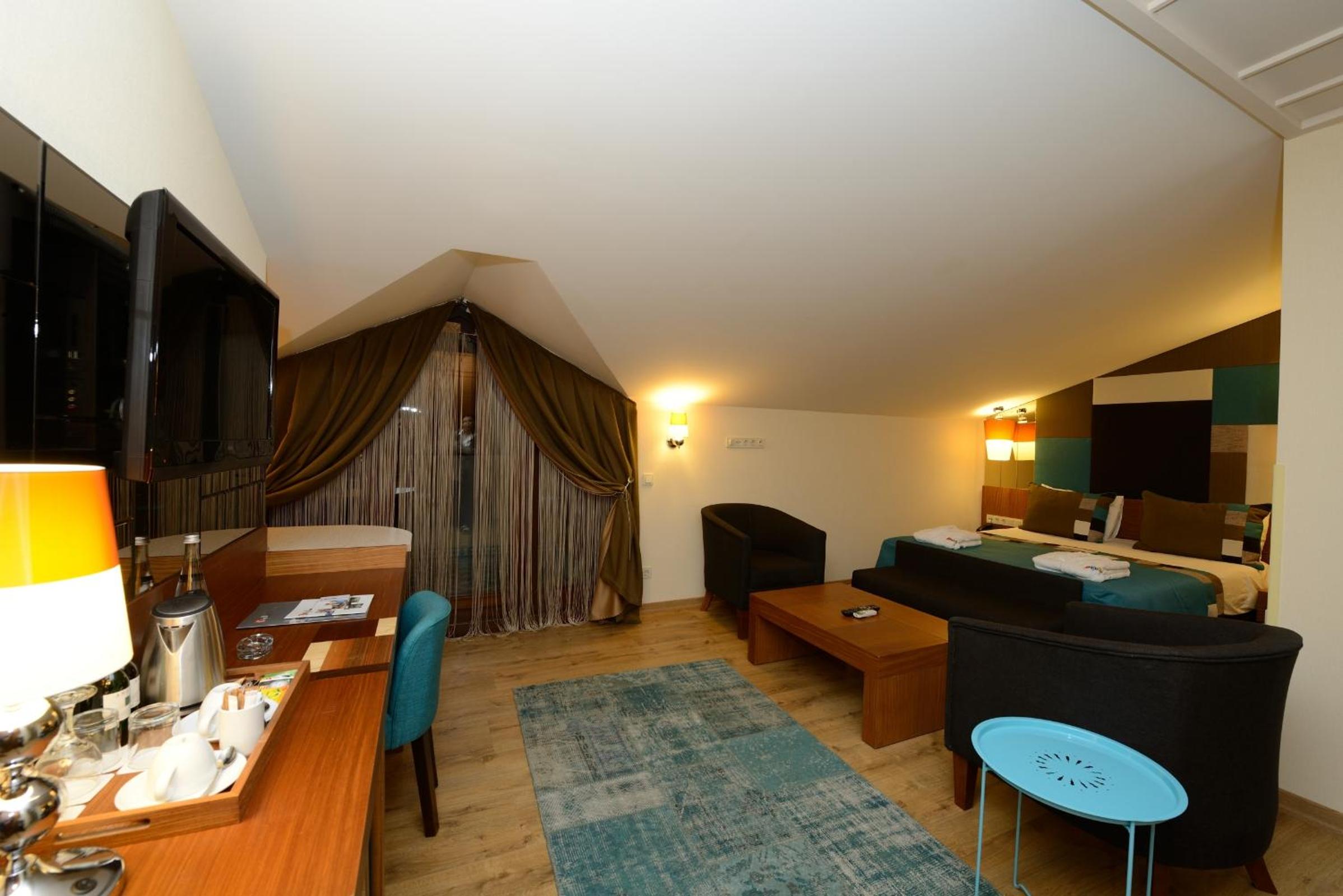 Collage Pera Hotel - Image 13