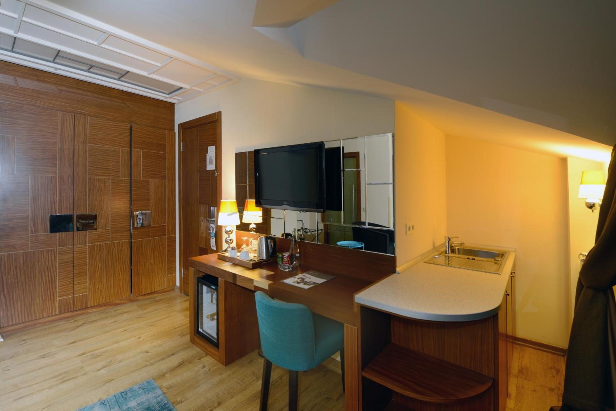 Collage Pera Hotel - Image 15