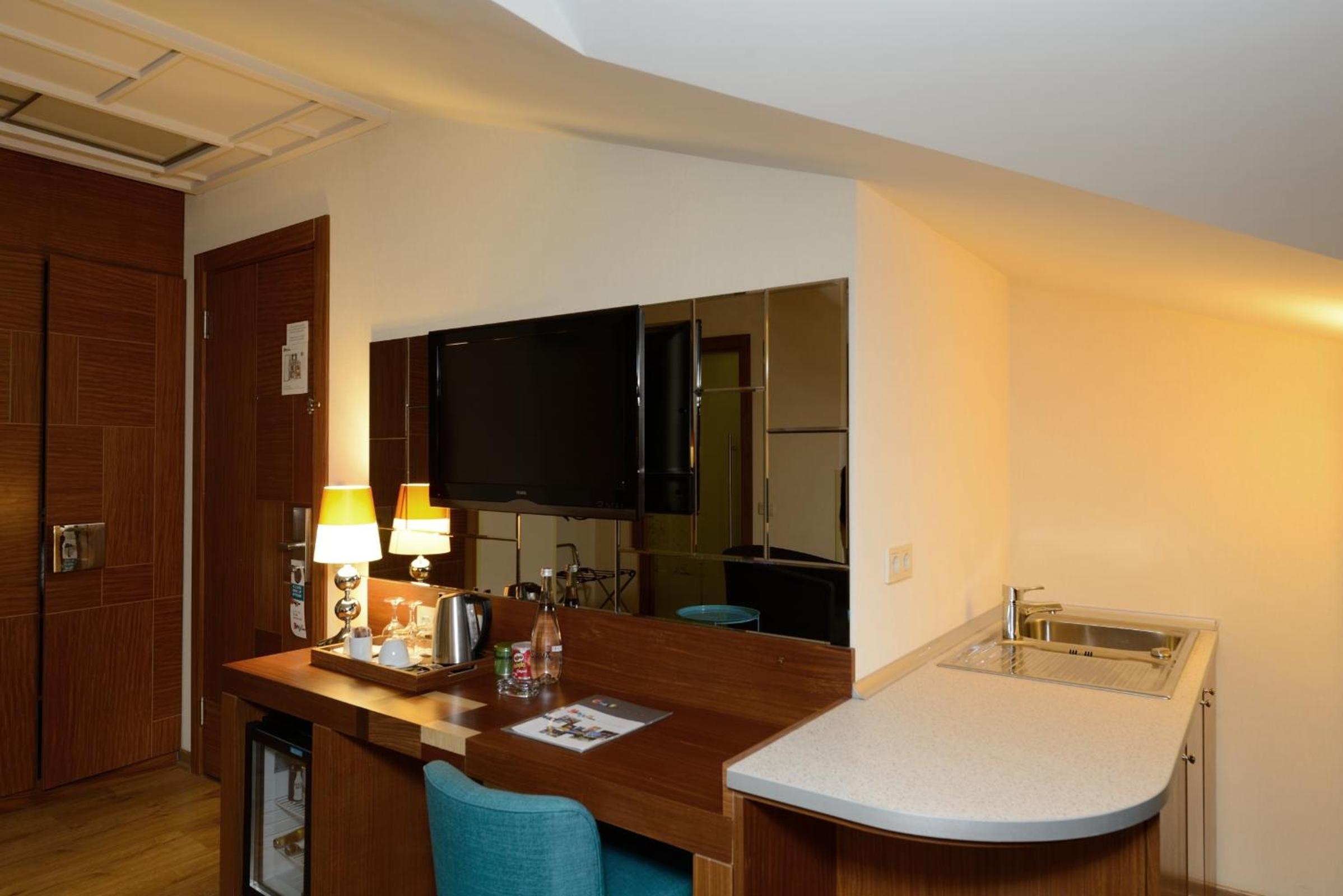 Collage Pera Hotel - Image 54