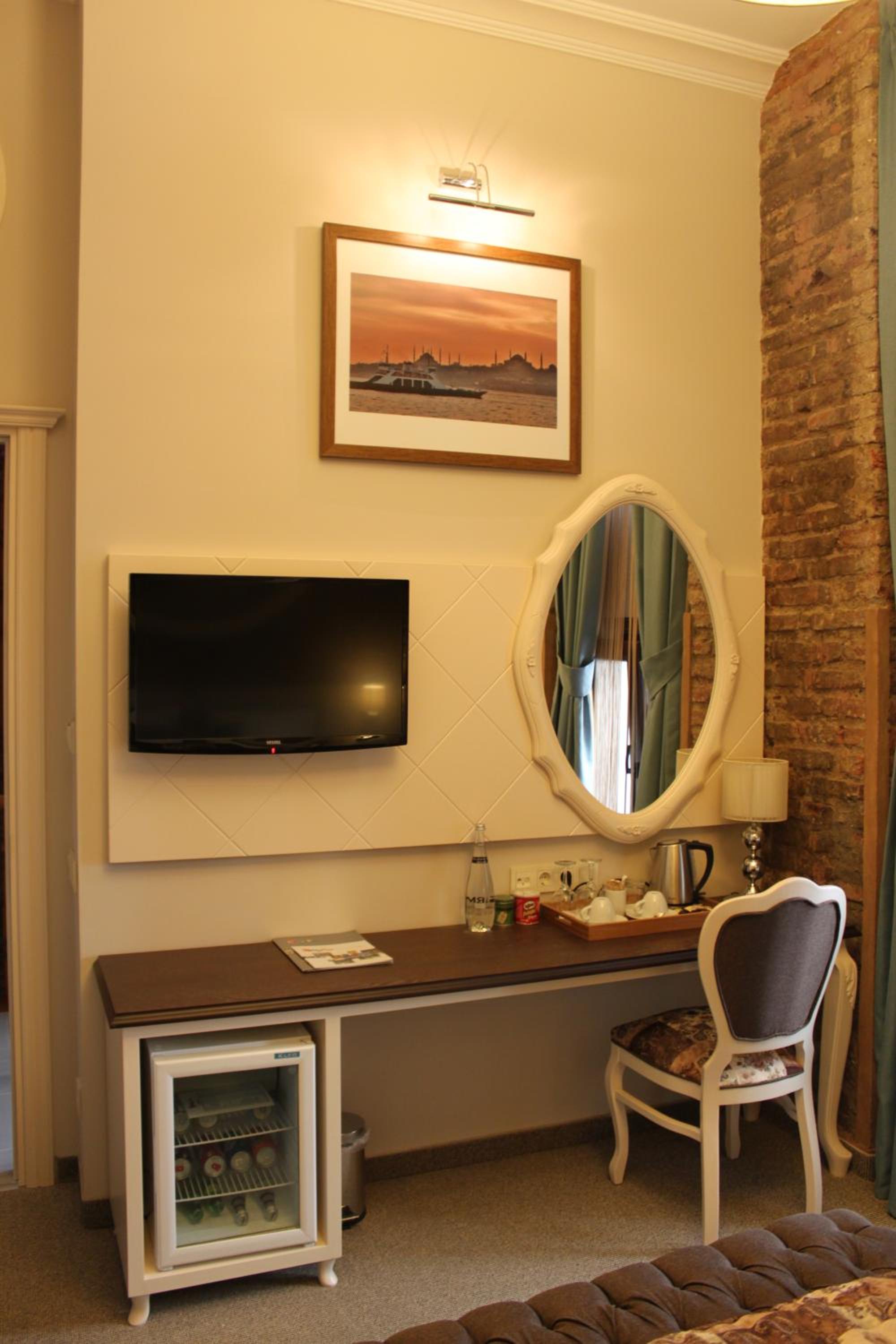 Collage Pera Hotel - Image 107