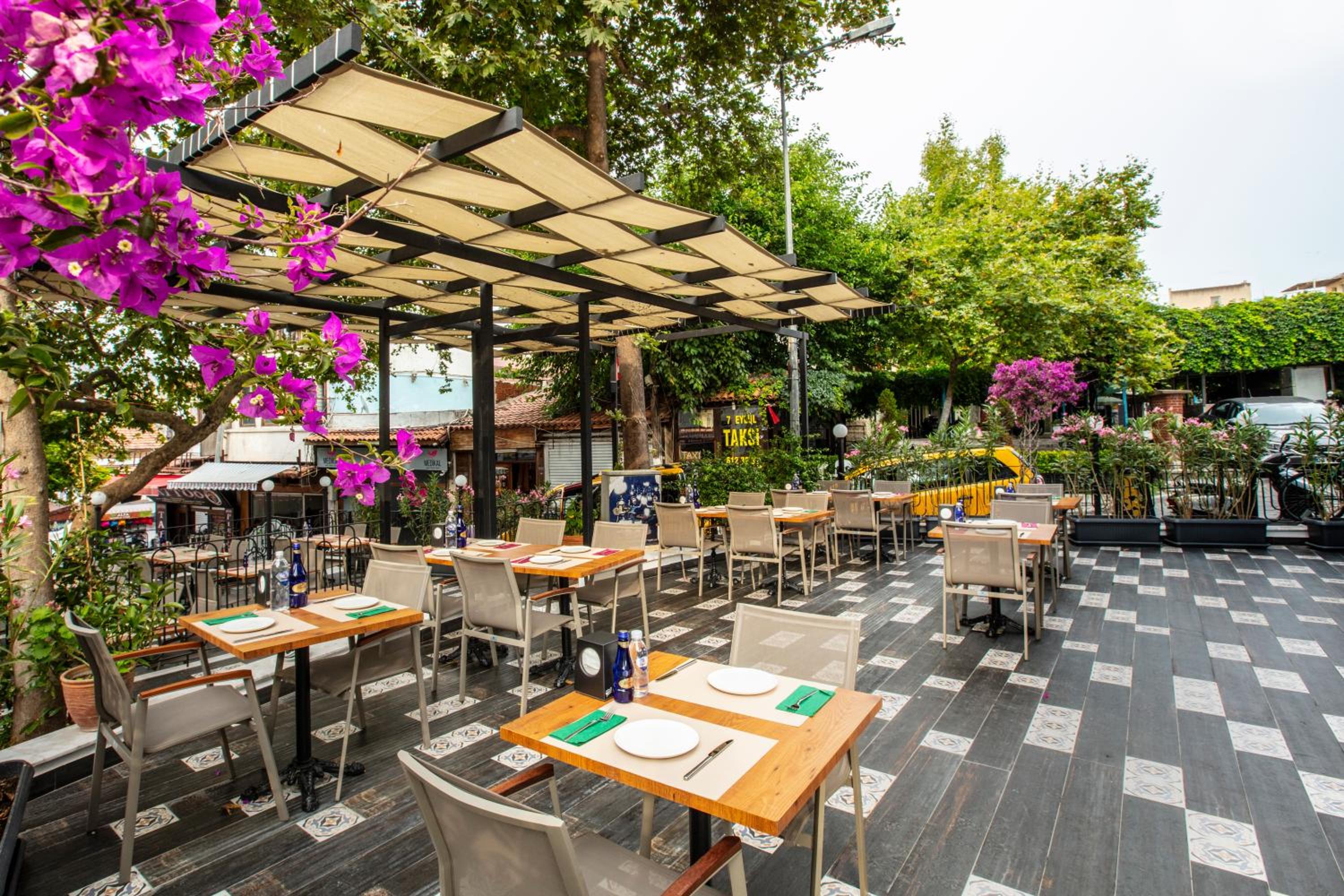 Eliada Hotel - Image 9