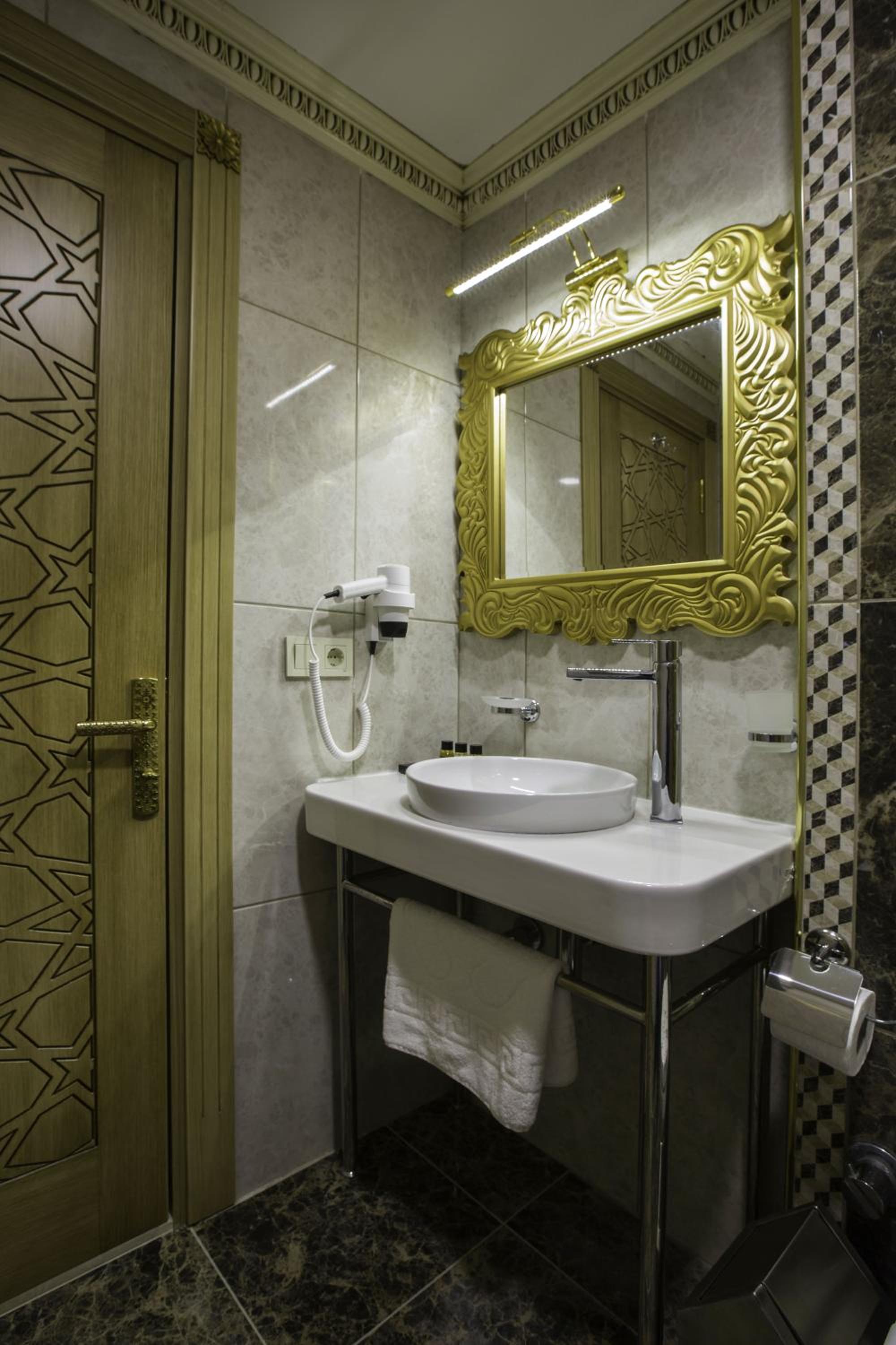 Empire Suite Hotel - Image 25