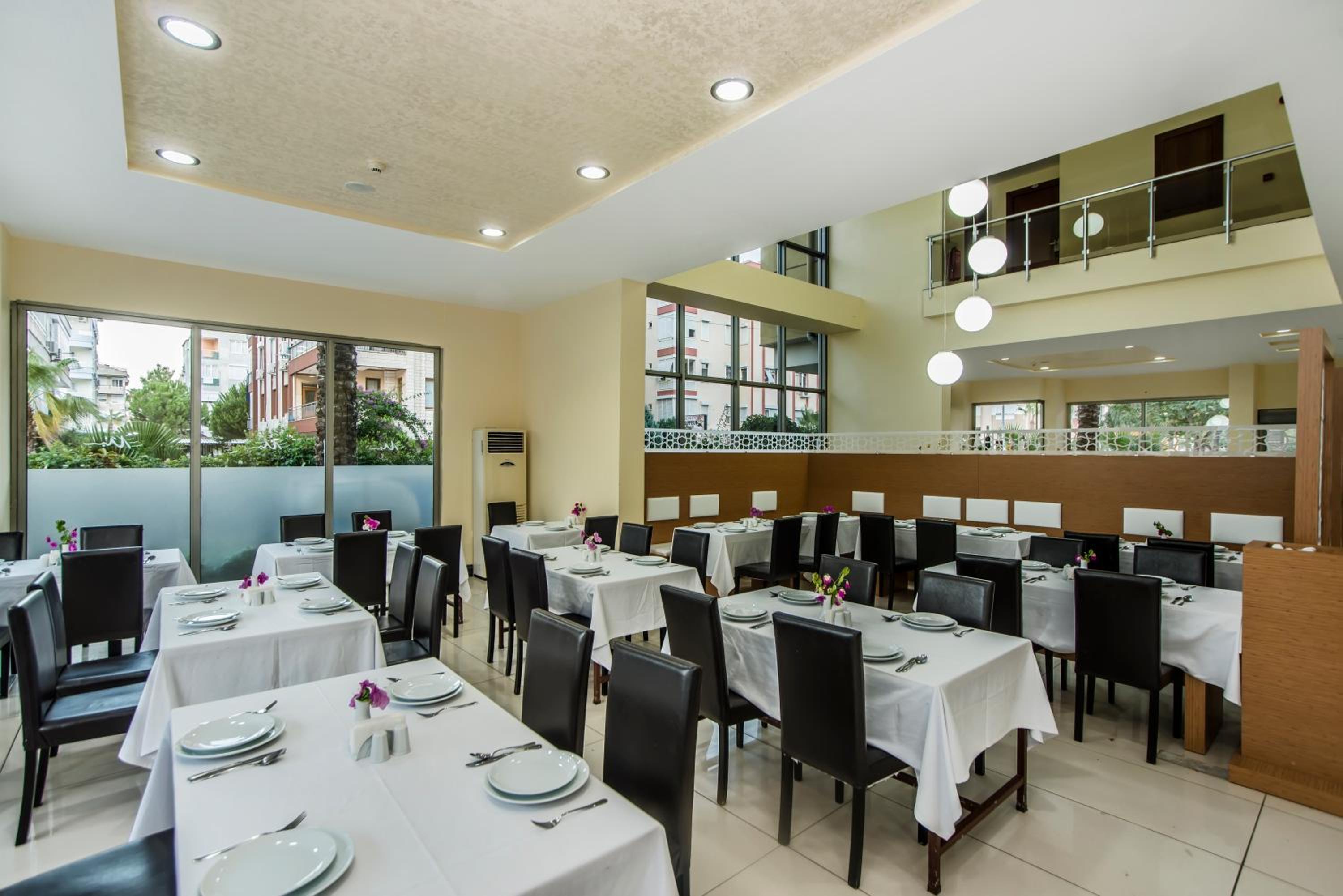 Santa Marina Hotel - Image 14