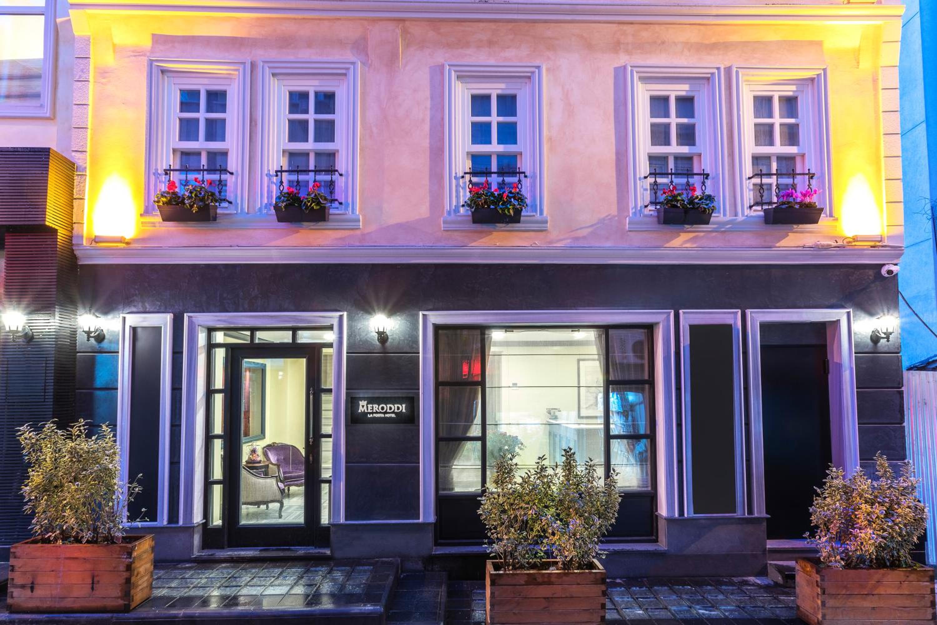 Meroddi La Porta Otel - Image 8