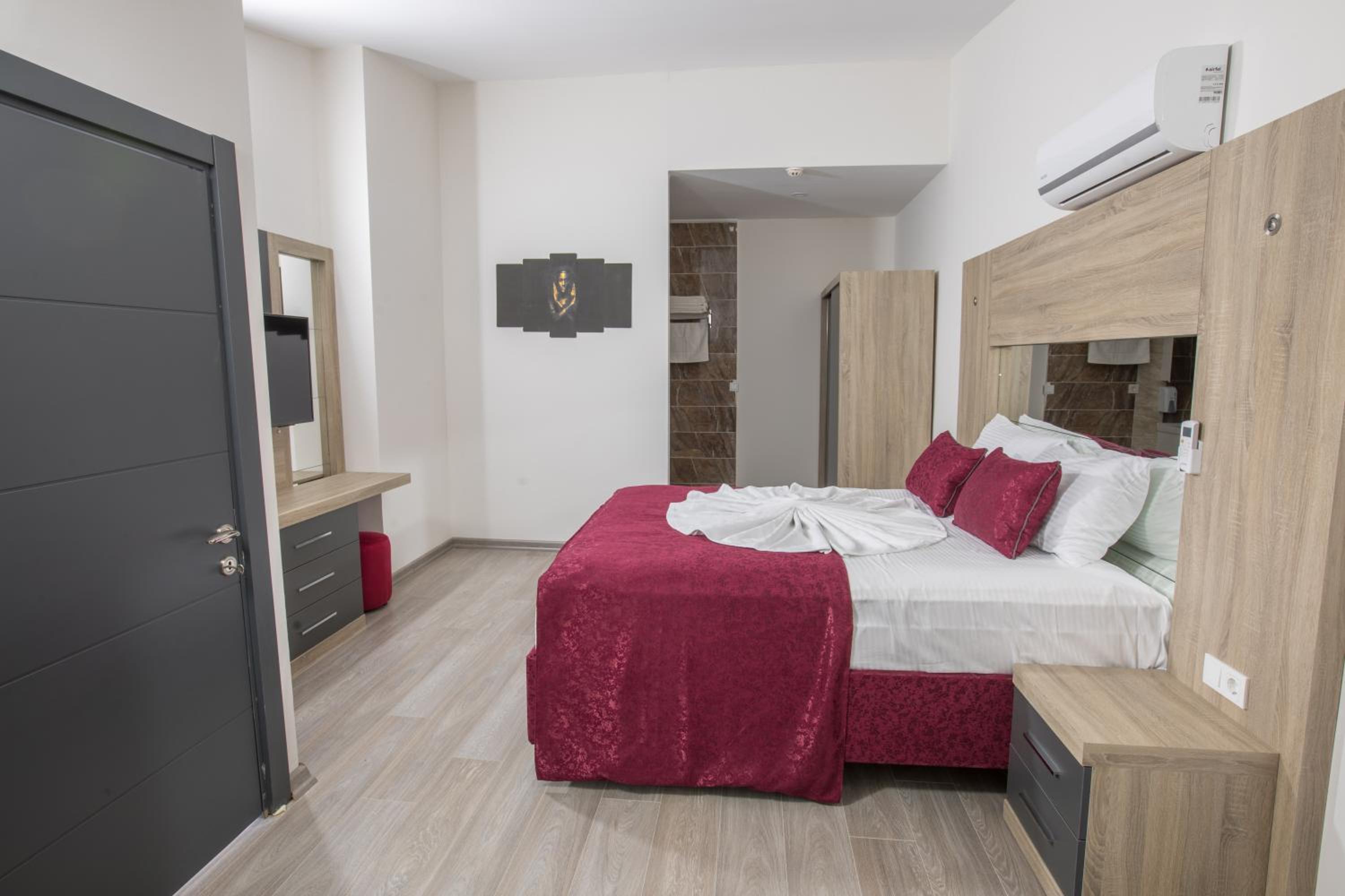 Elanis Suites - Image 35