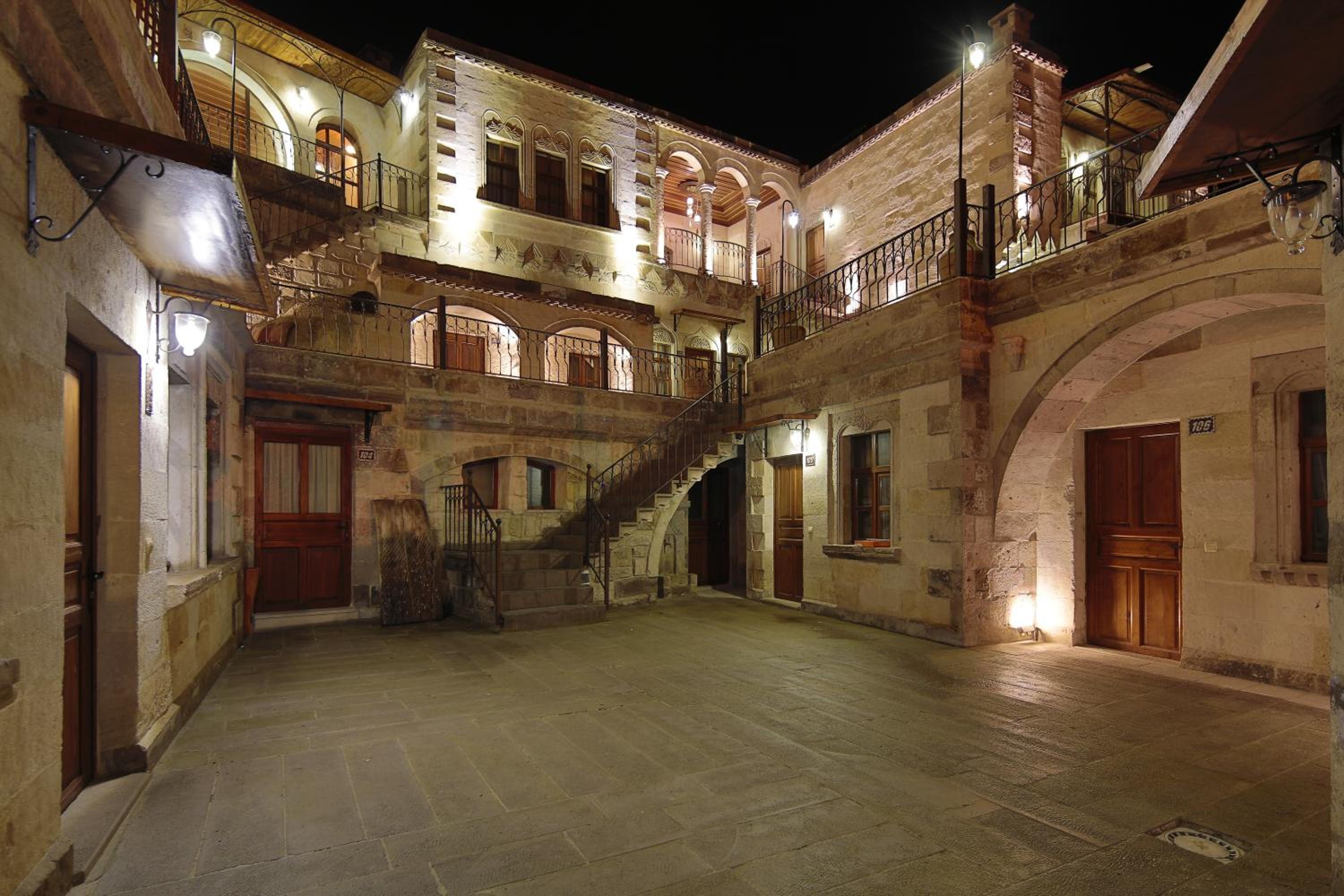 Harman Cave Hotel - Image 47