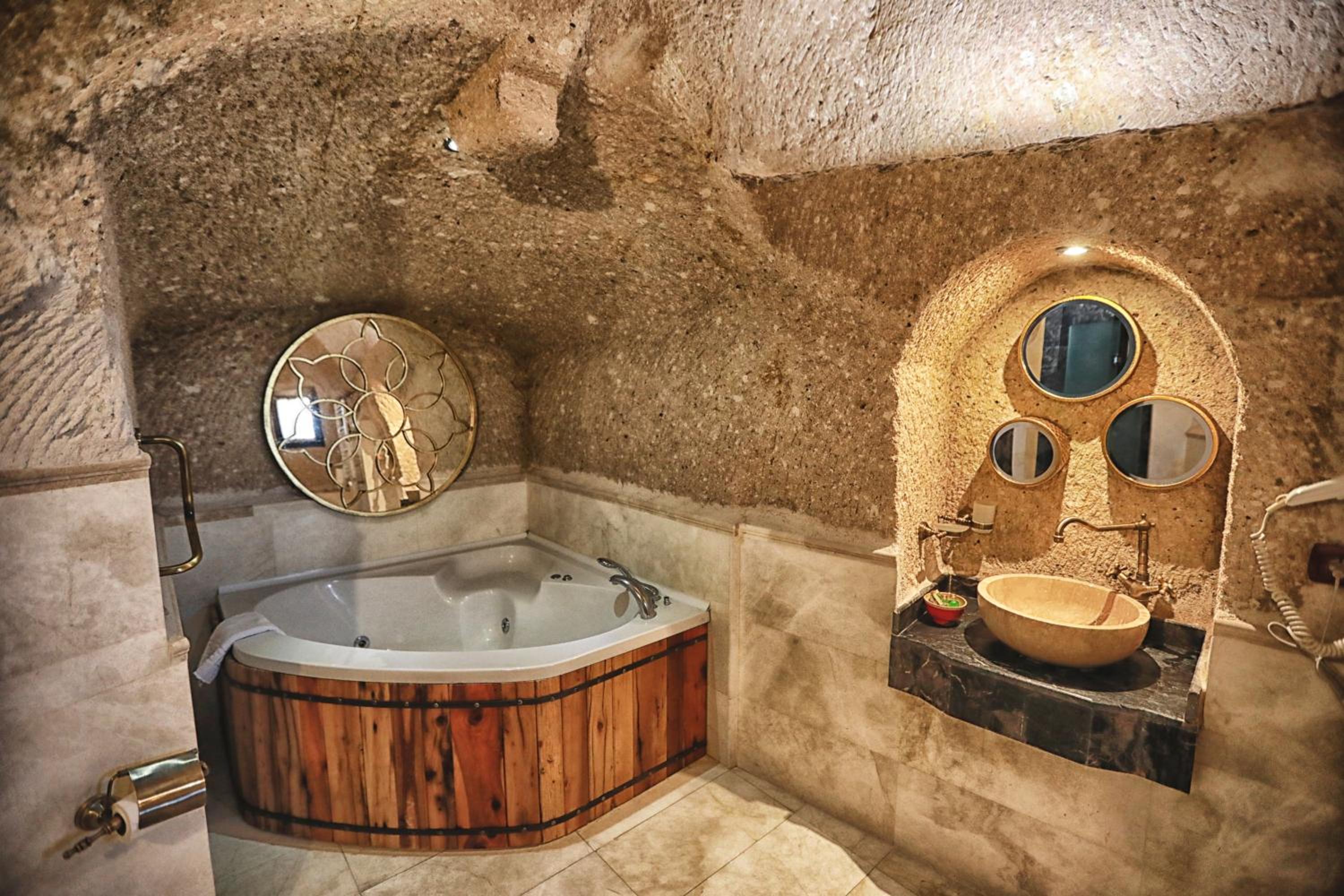 Traveller's Cave Hotel - Image 10