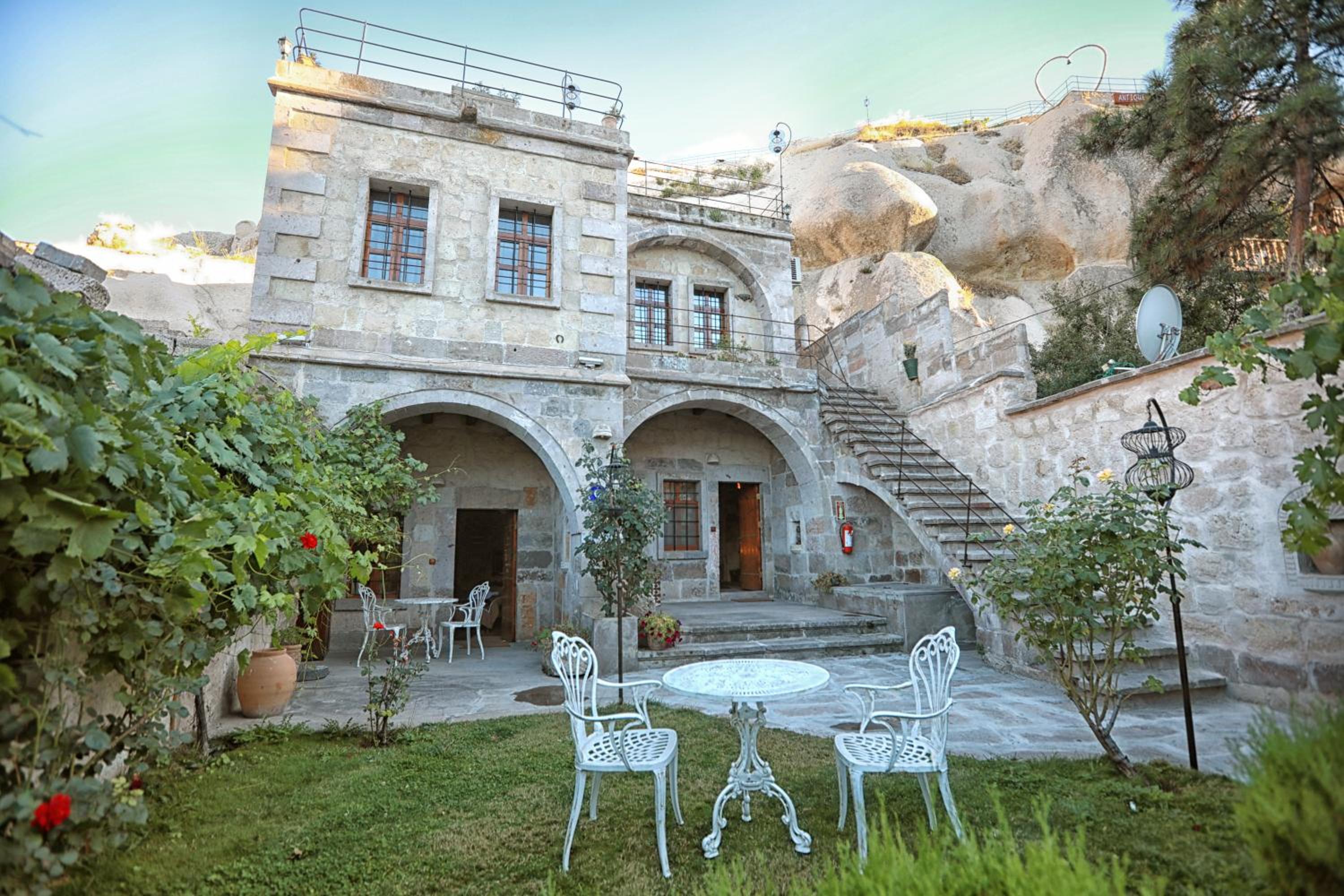 Traveller's Cave Hotel - Image 7