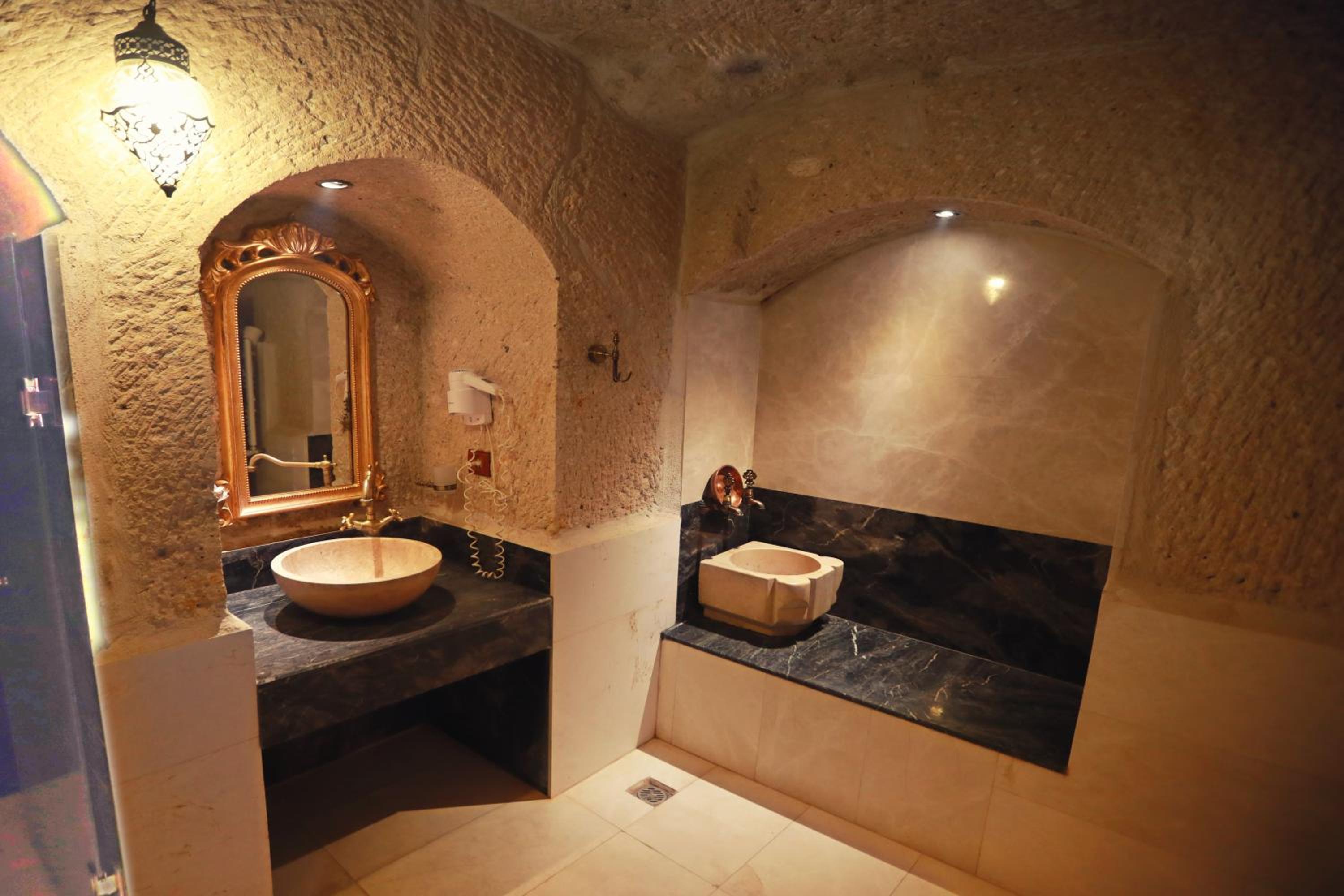 Traveller's Cave Hotel - Image 17