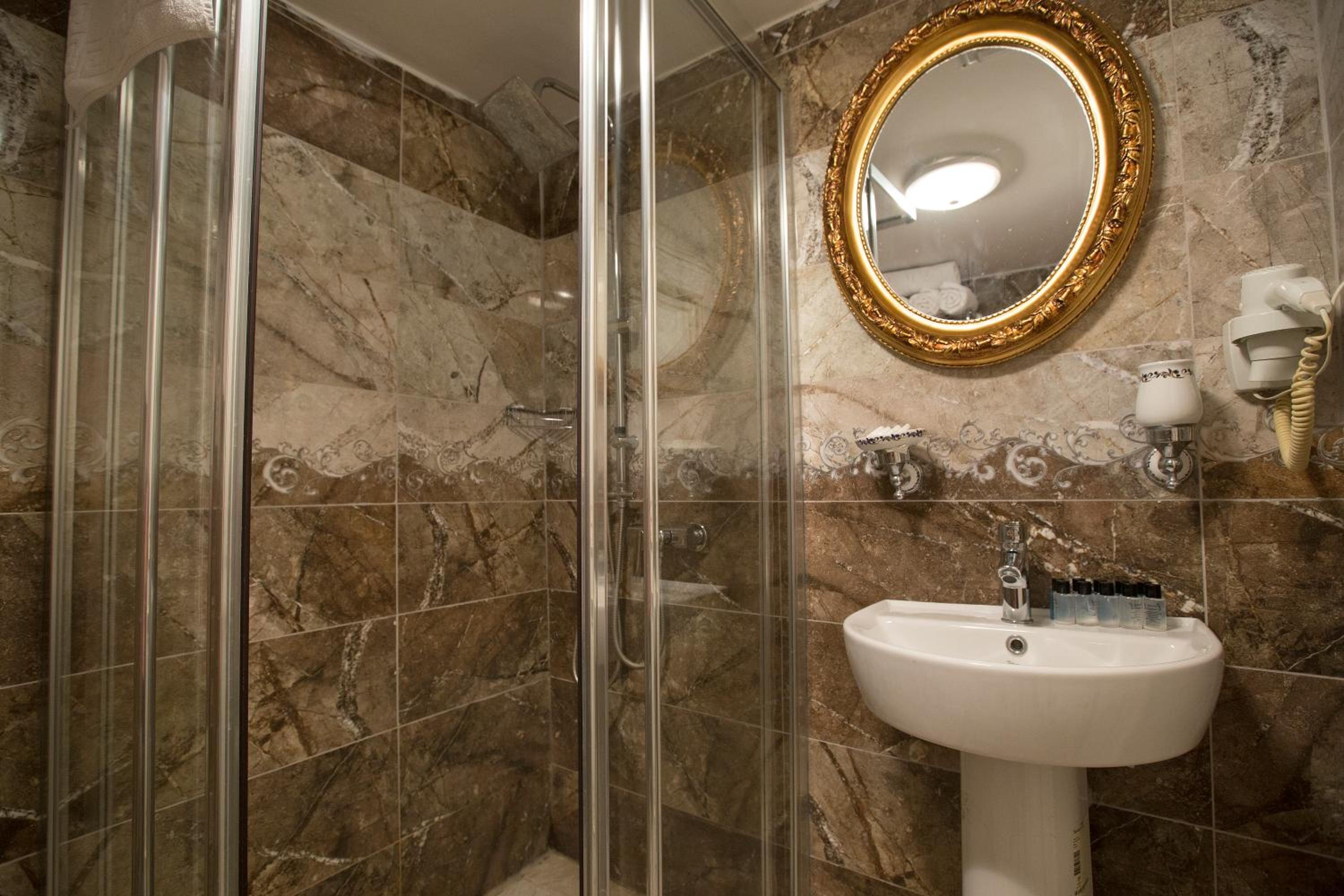 Hotel Queens Land - Image 16