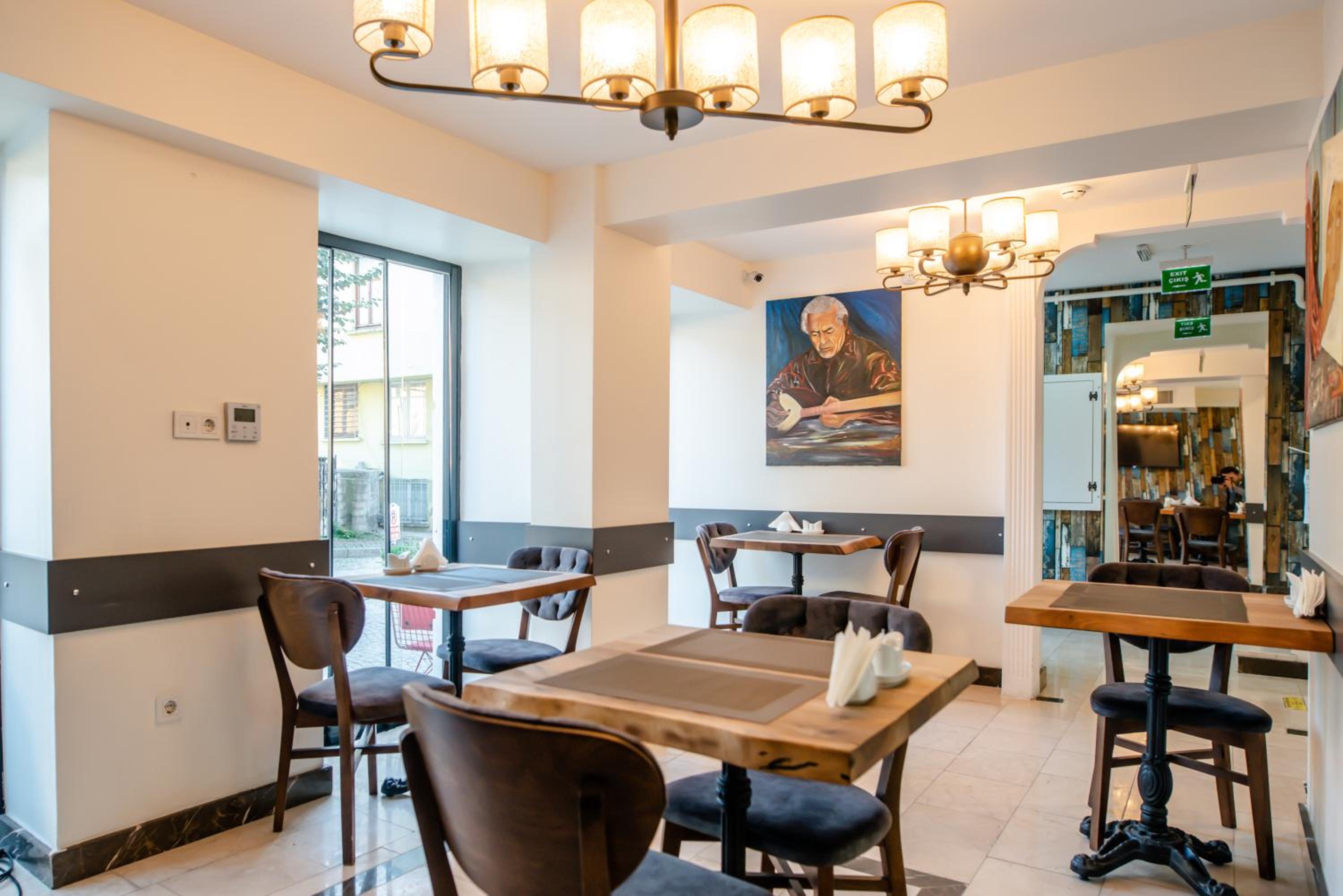 The Camelot Otel - Image 5