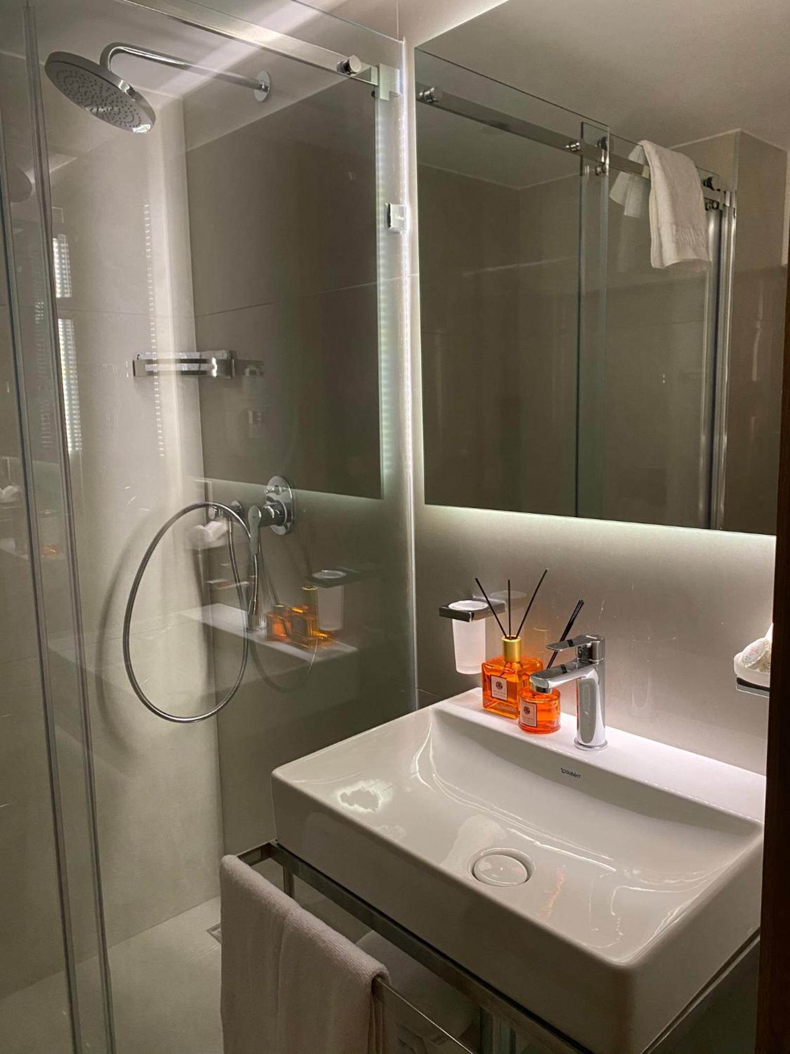 Lady Diana Hotel - Image 13