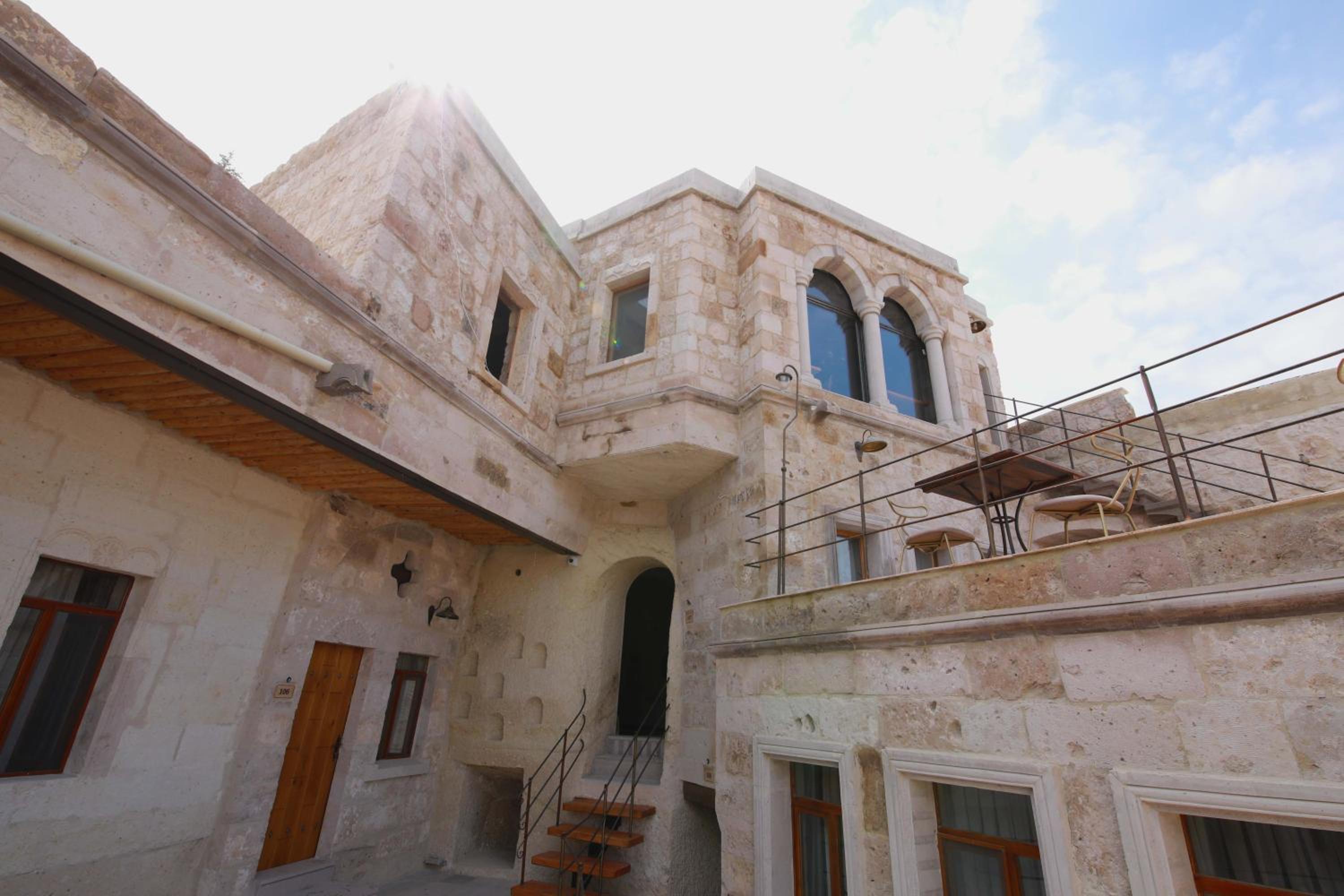 Sarnich Cave Suites - Image 44