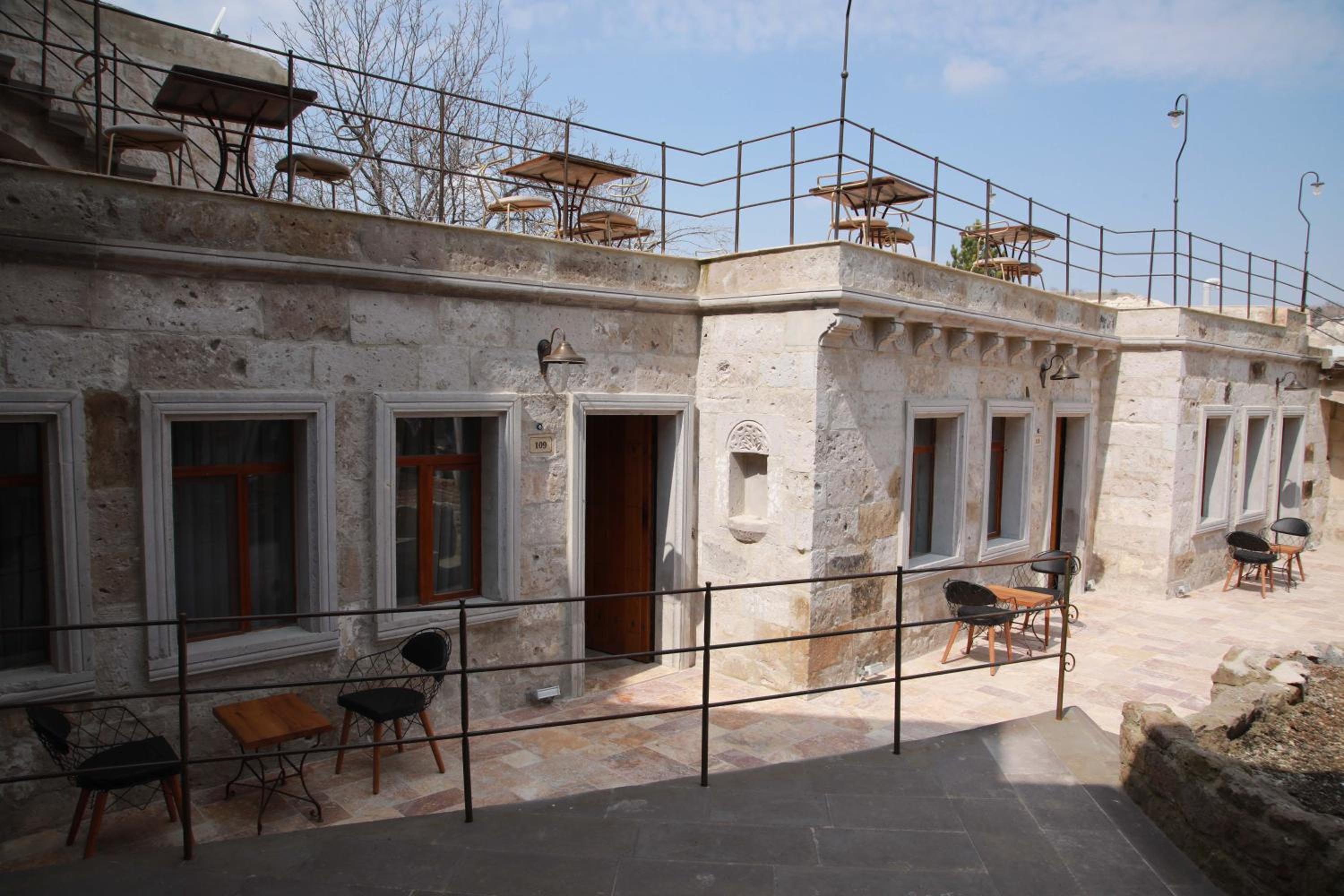 Sarnich Cave Suites - Image 45