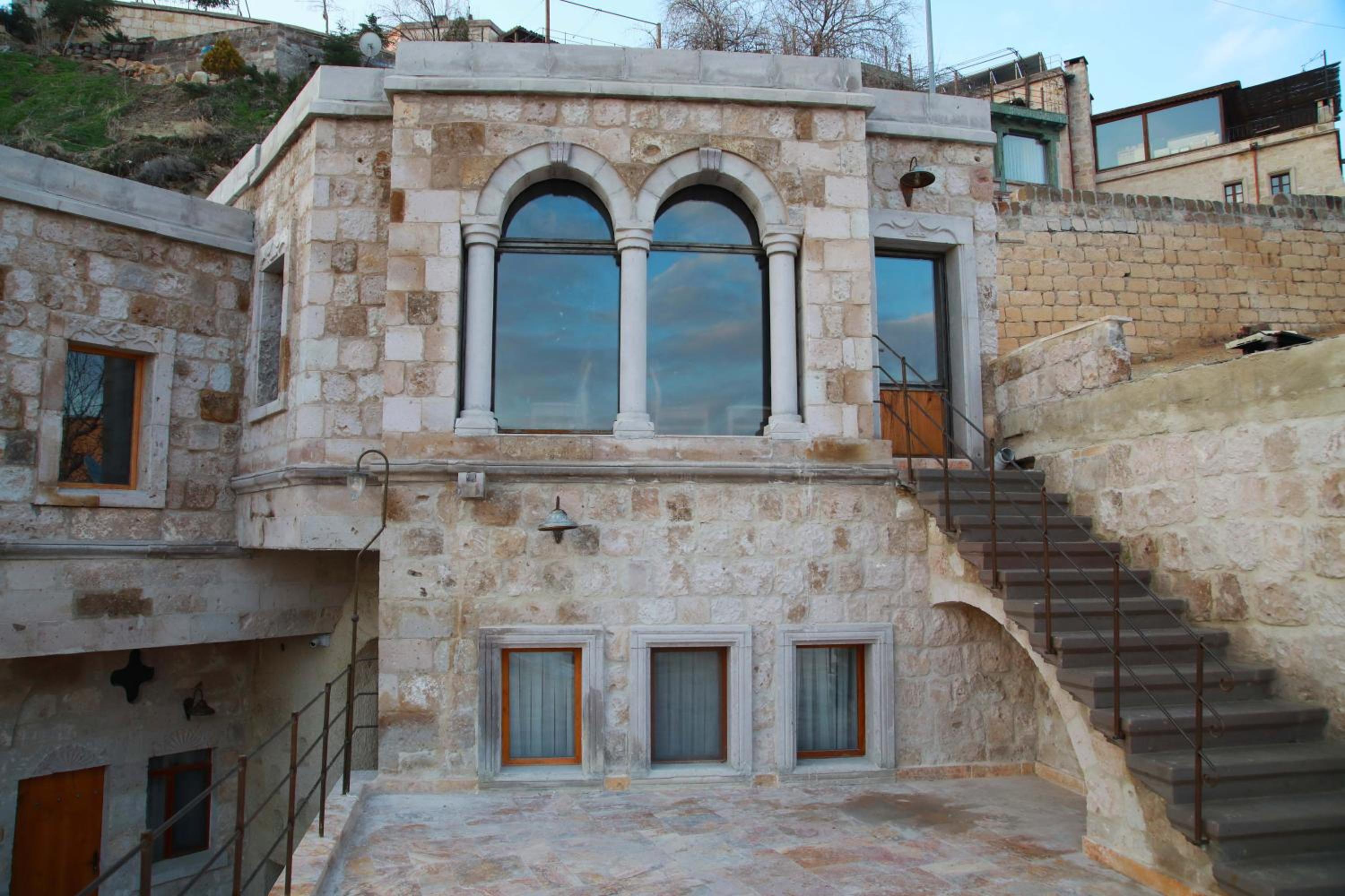 Sarnich Cave Suites - Image 43