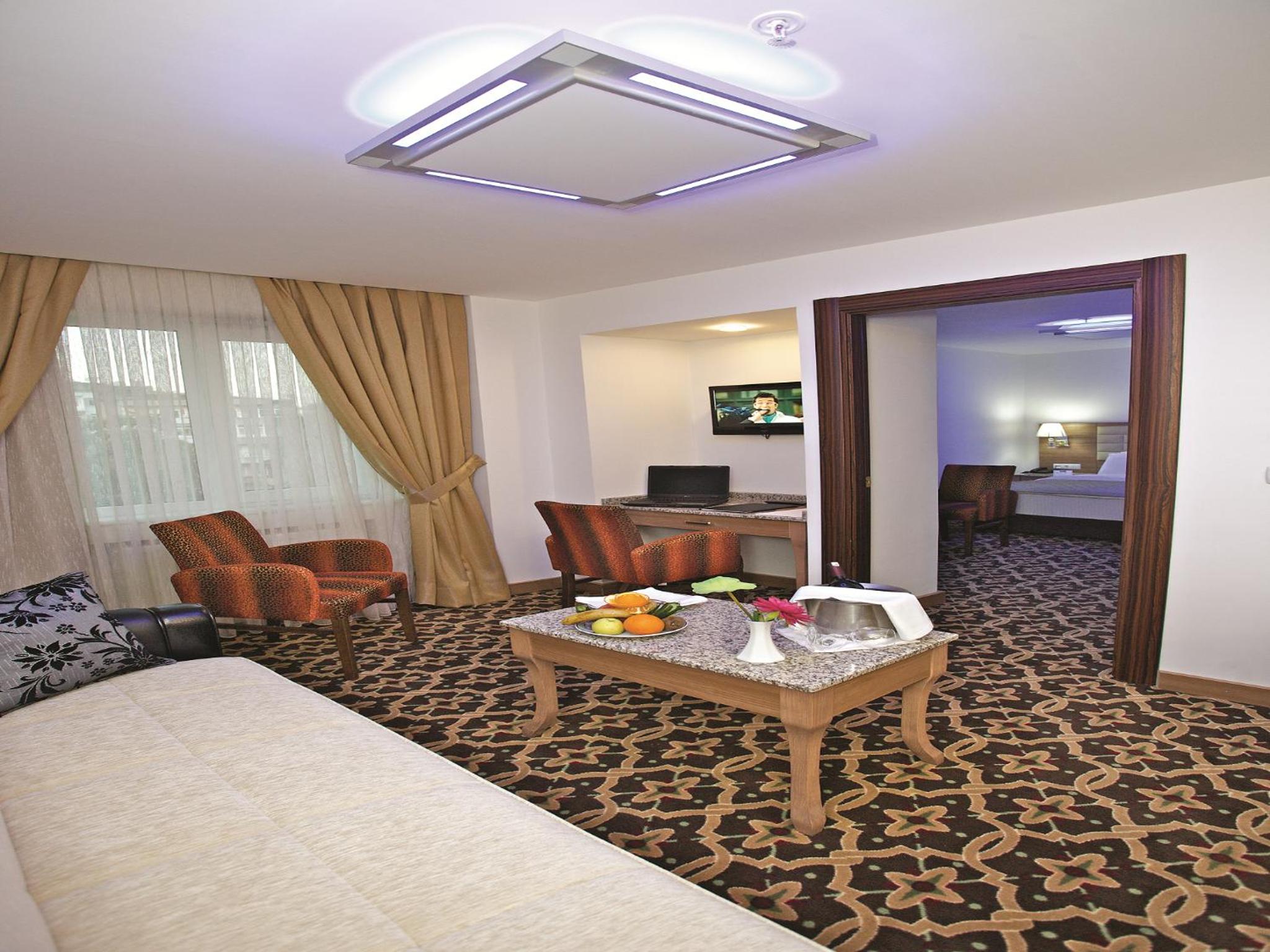 The City Hotel - Image 8