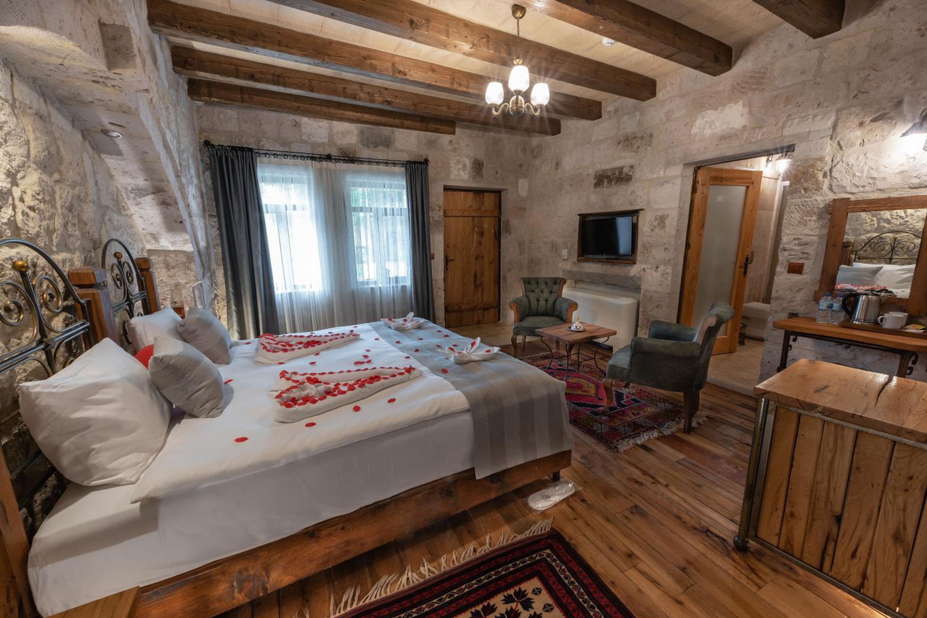 Sarnich Cave Suites - Image 48