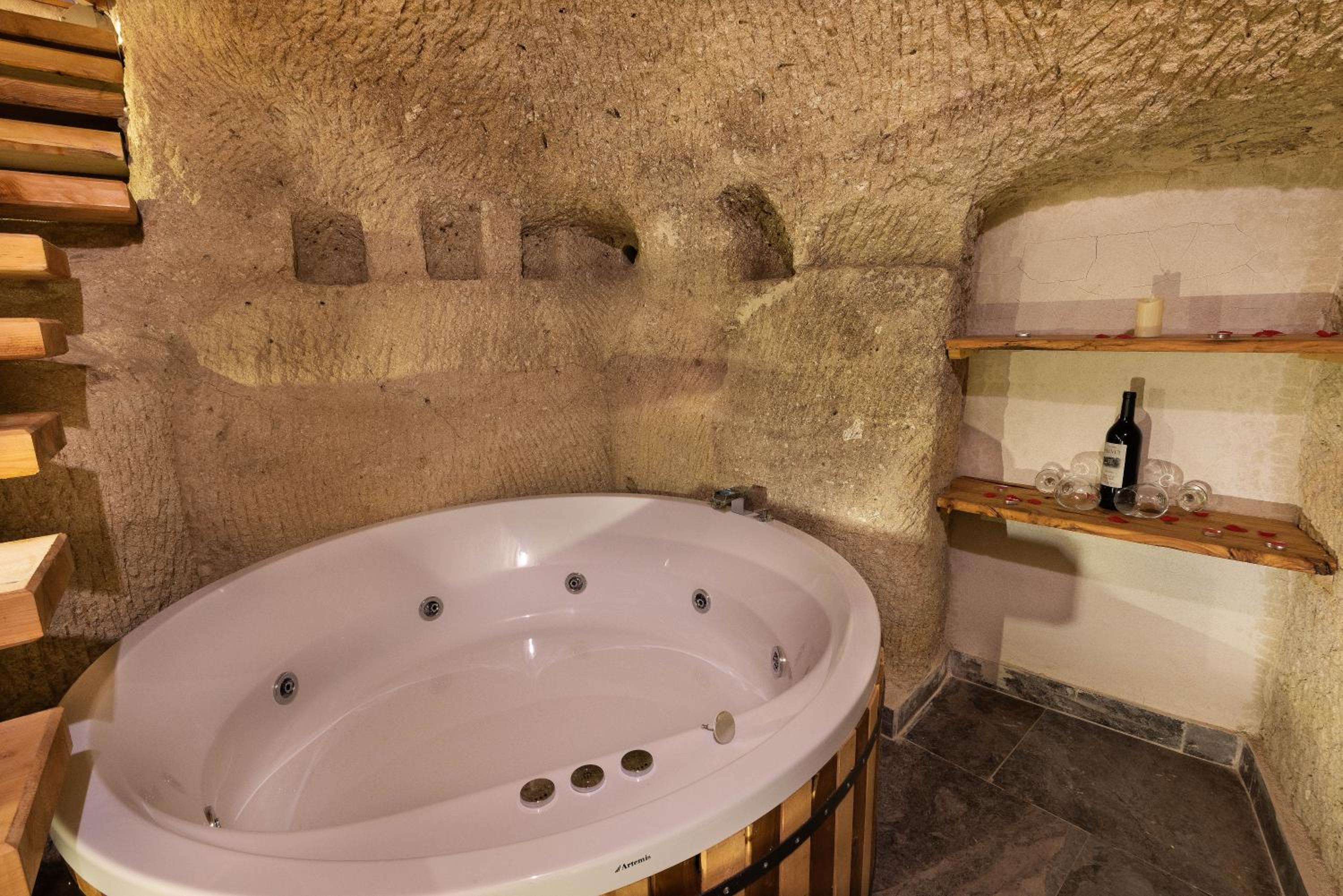 Sarnich Cave Suites - Image 10