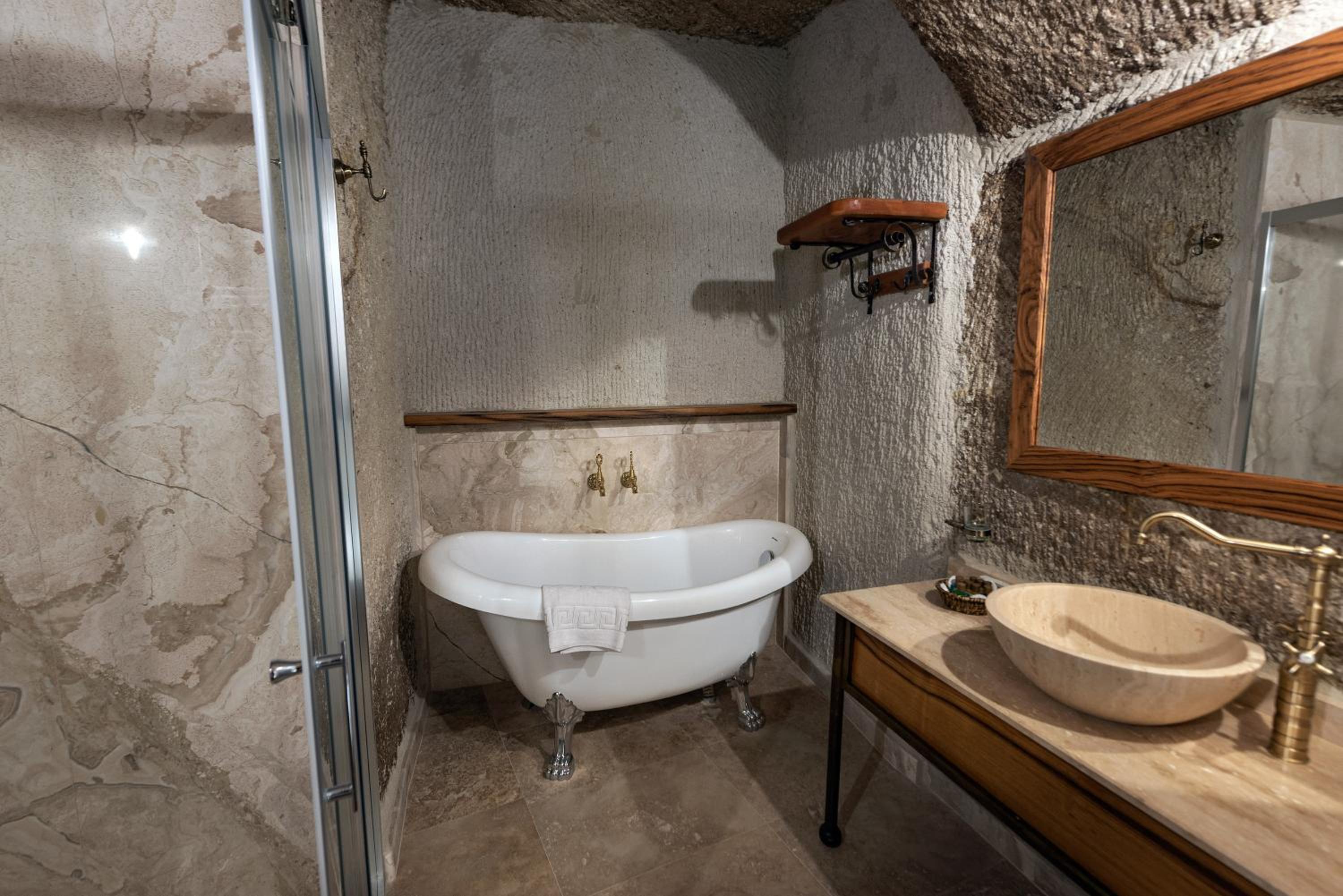 Sarnich Cave Suites - Image 14