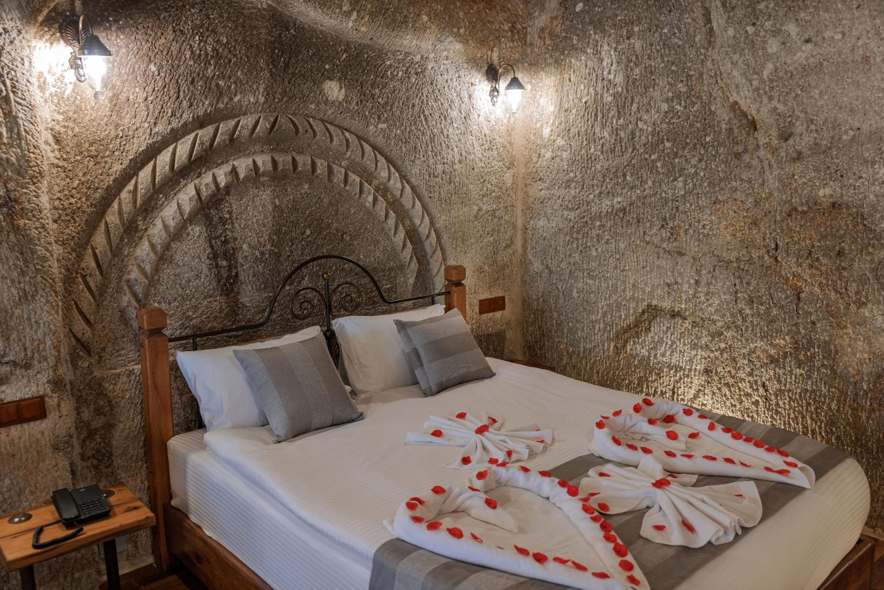 Sarnich Cave Suites - Image 16