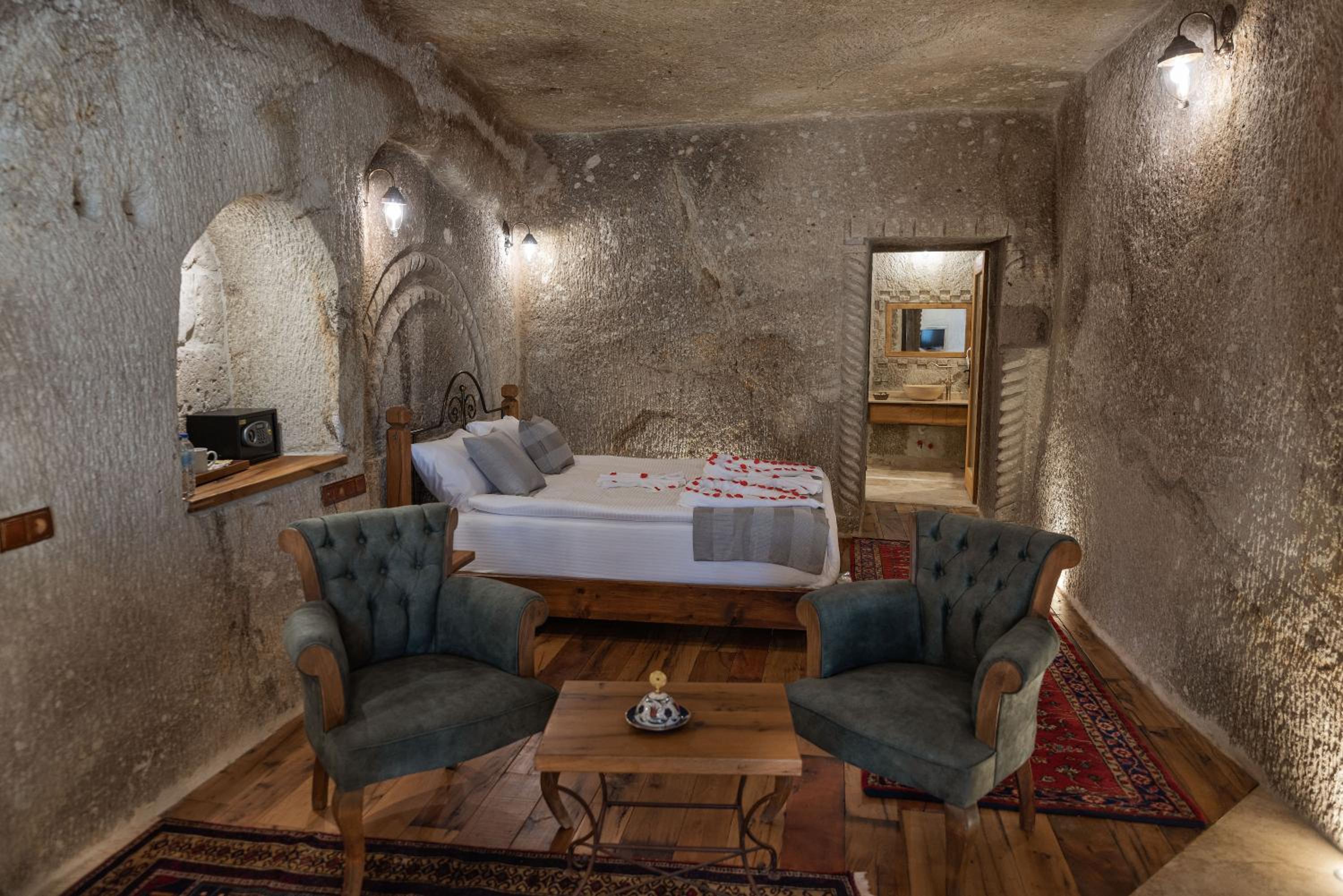 Sarnich Cave Suites - Image 22