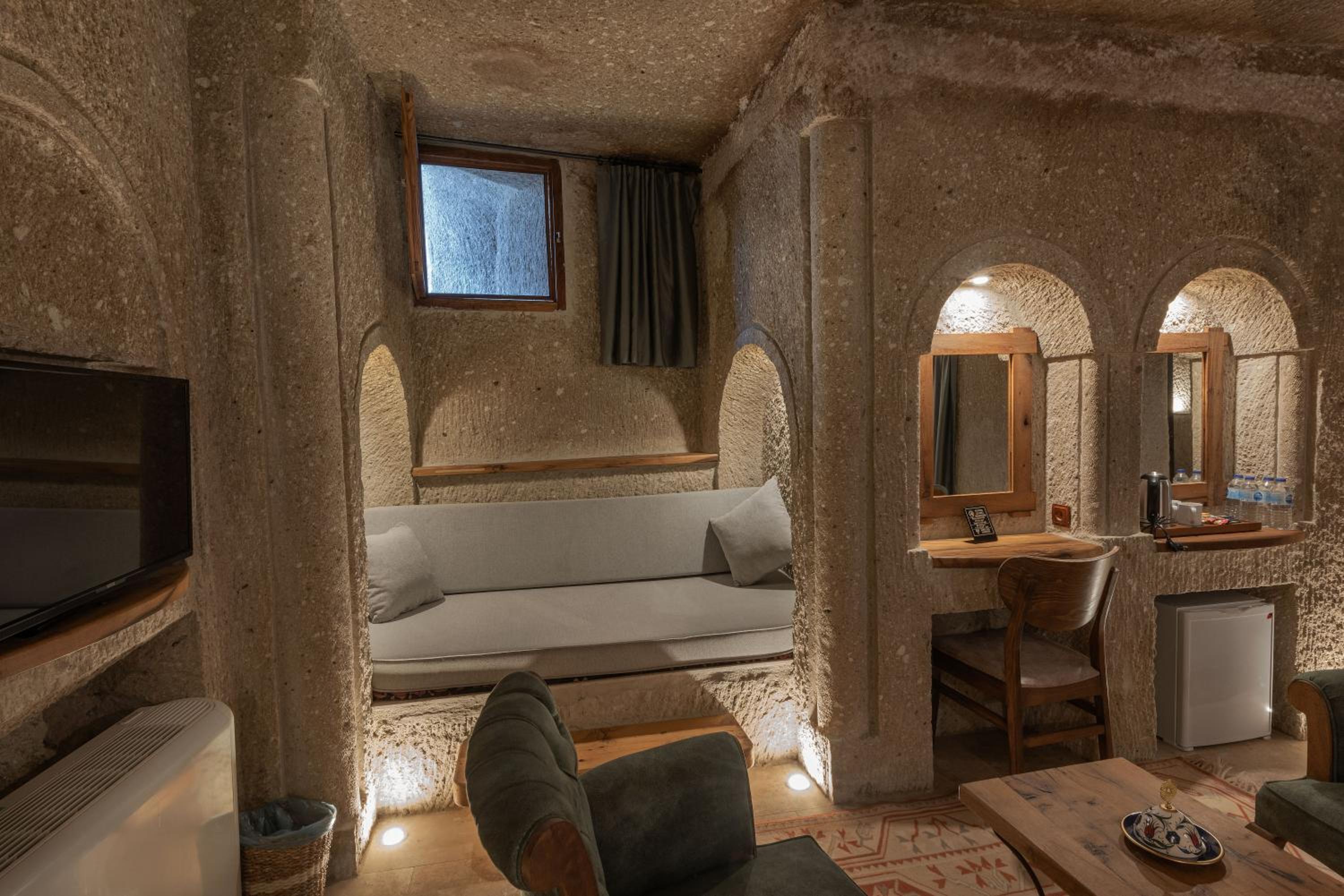 Sarnich Cave Suites - Image 23