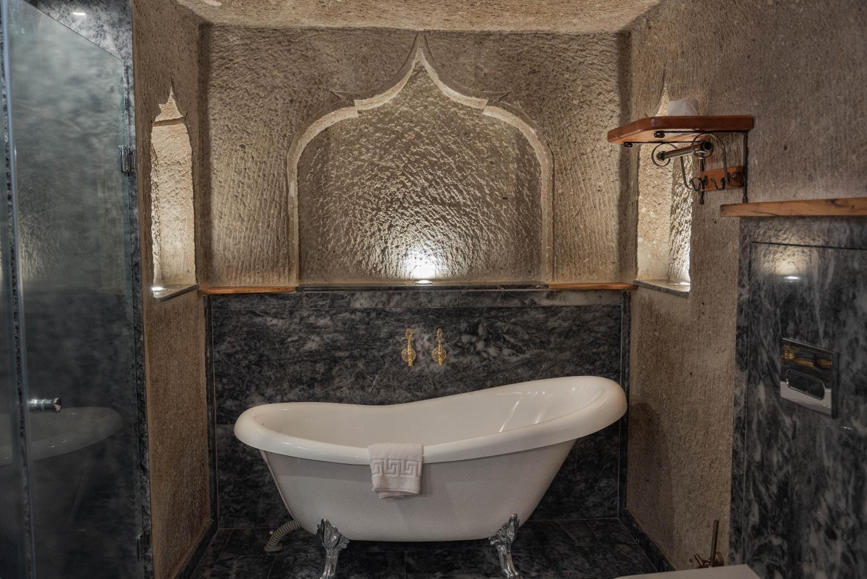 Sarnich Cave Suites - Image 28