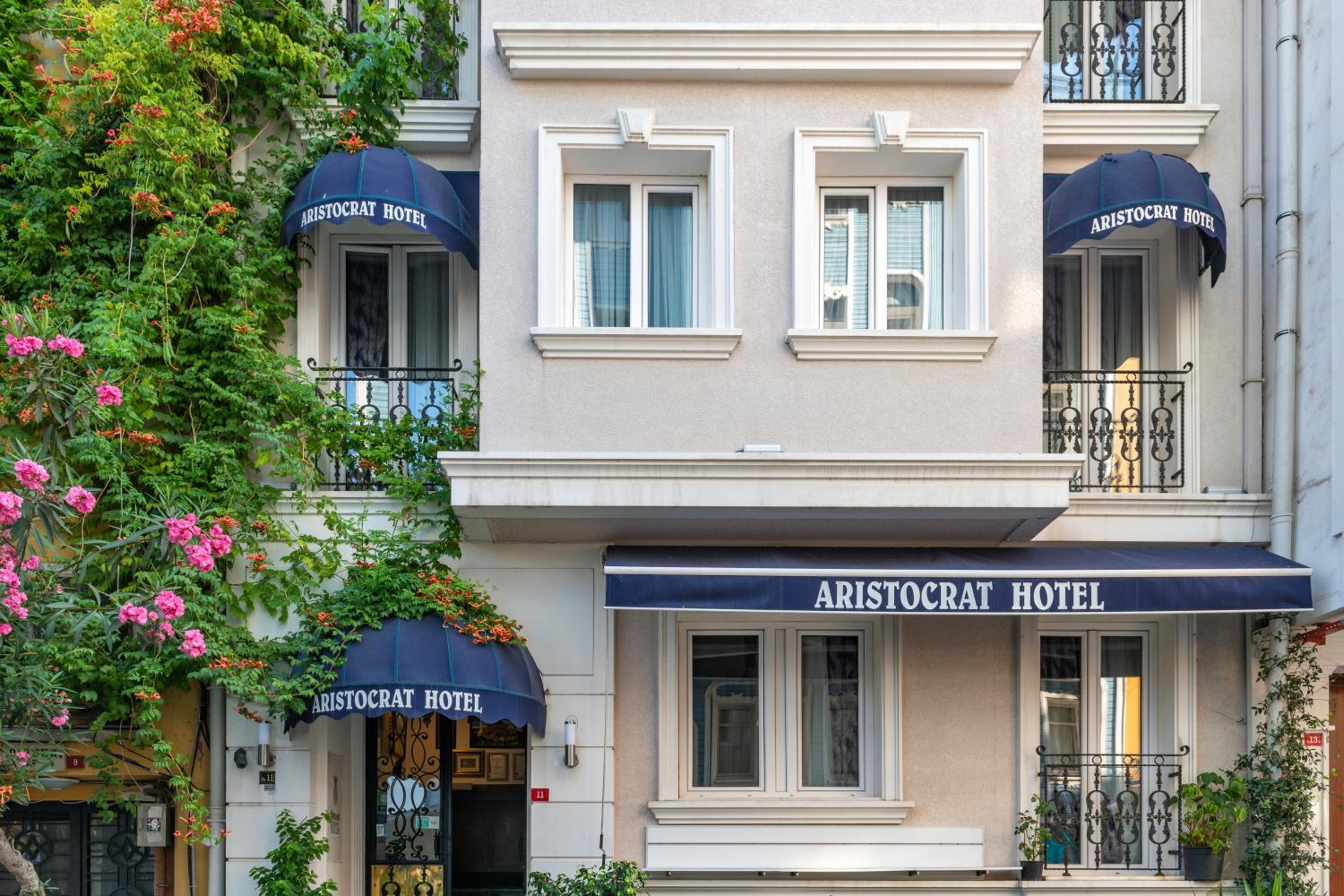 Aristocrat Hotel - Image 15