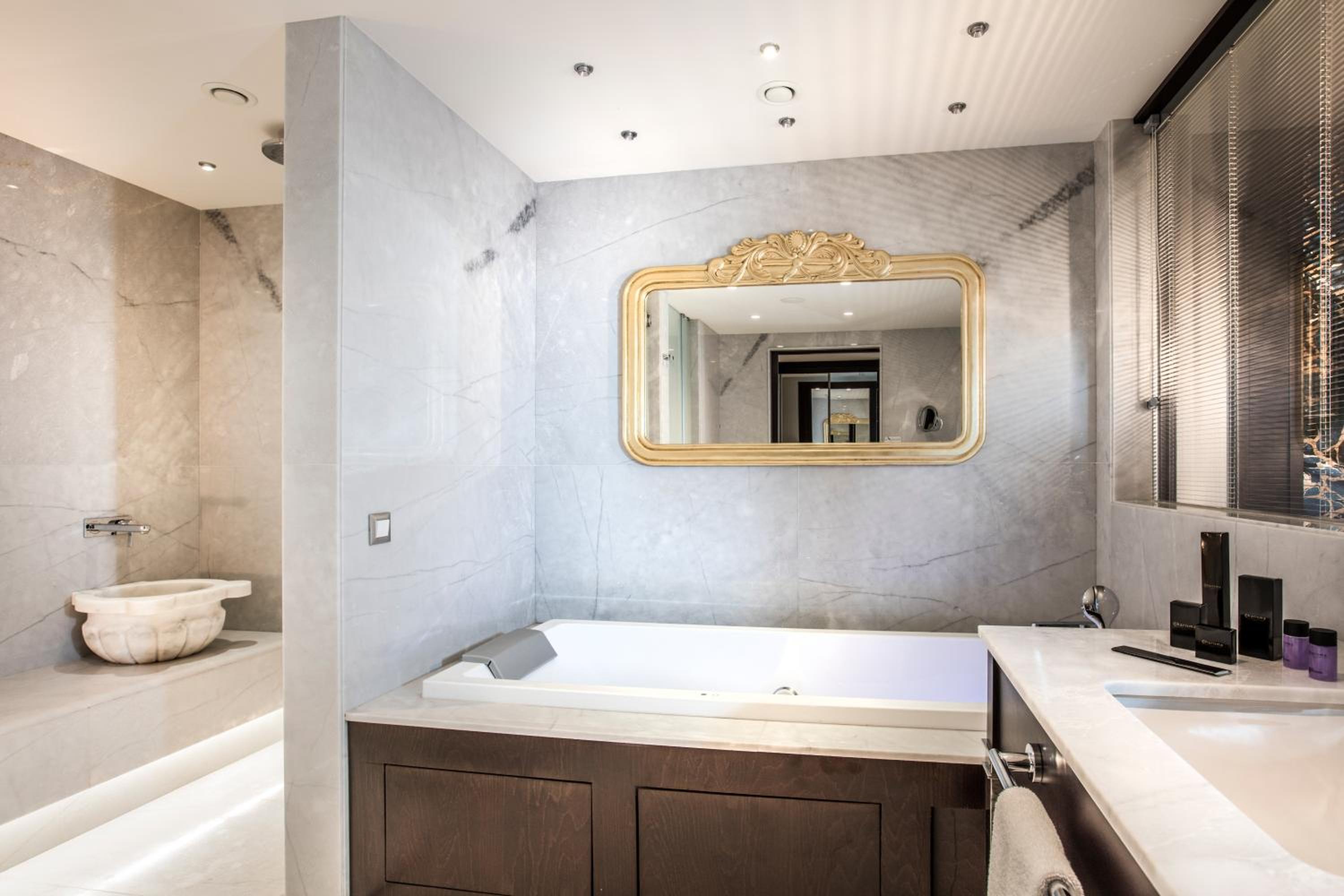 Charisma De Luxe Hotel - Image 52