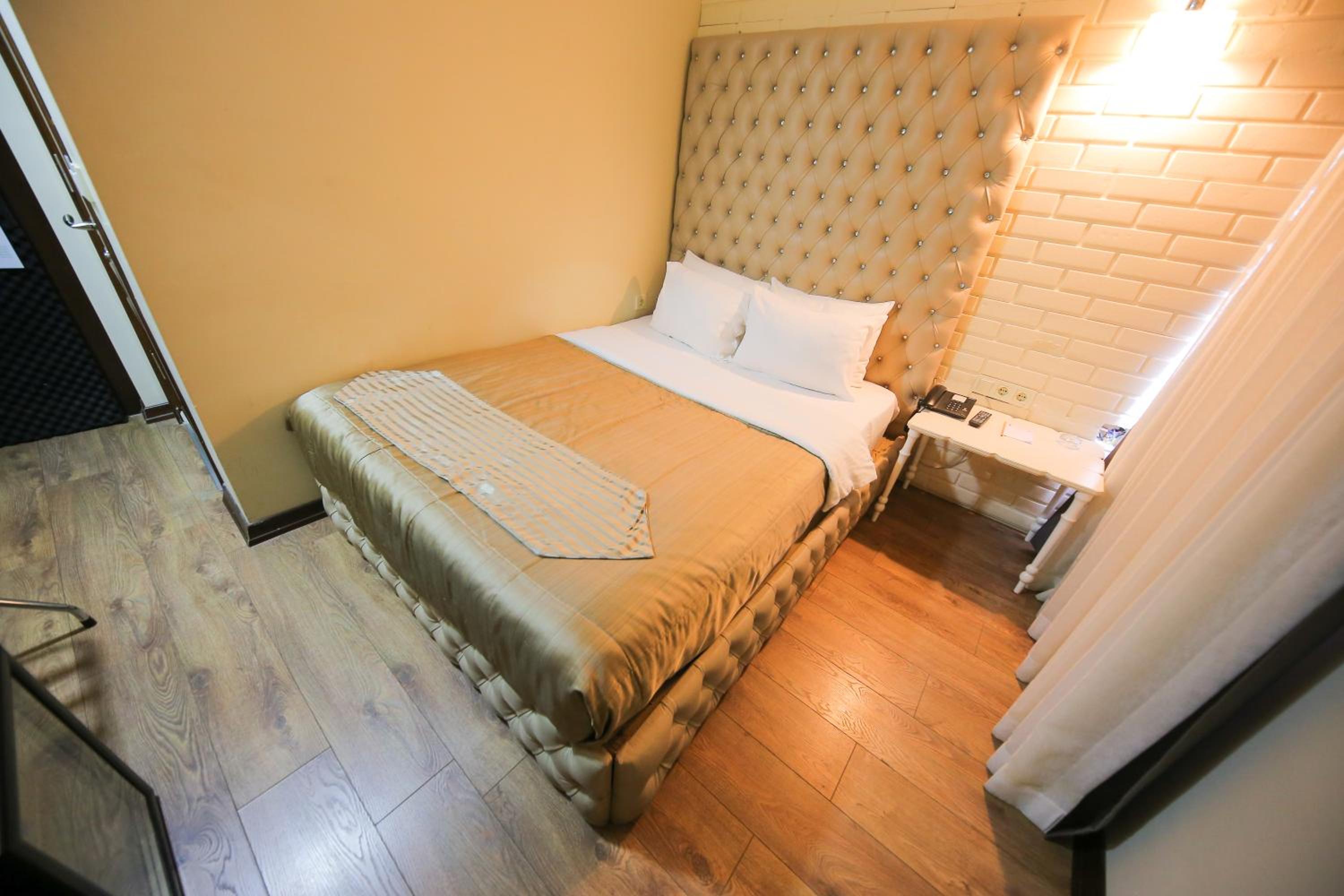 Red Green Hotel - Image 17