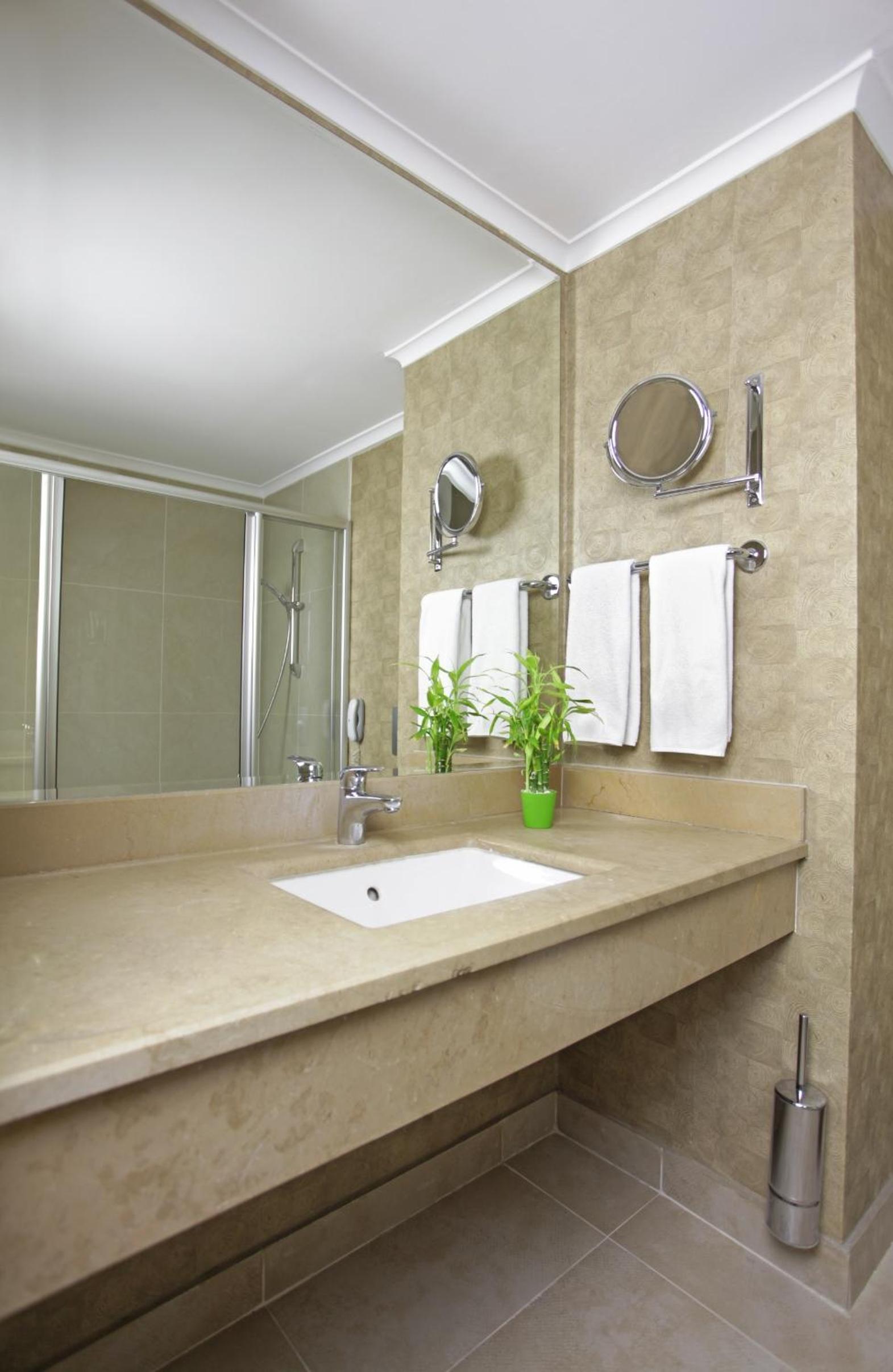 WOW Airport Hotel - Image 20