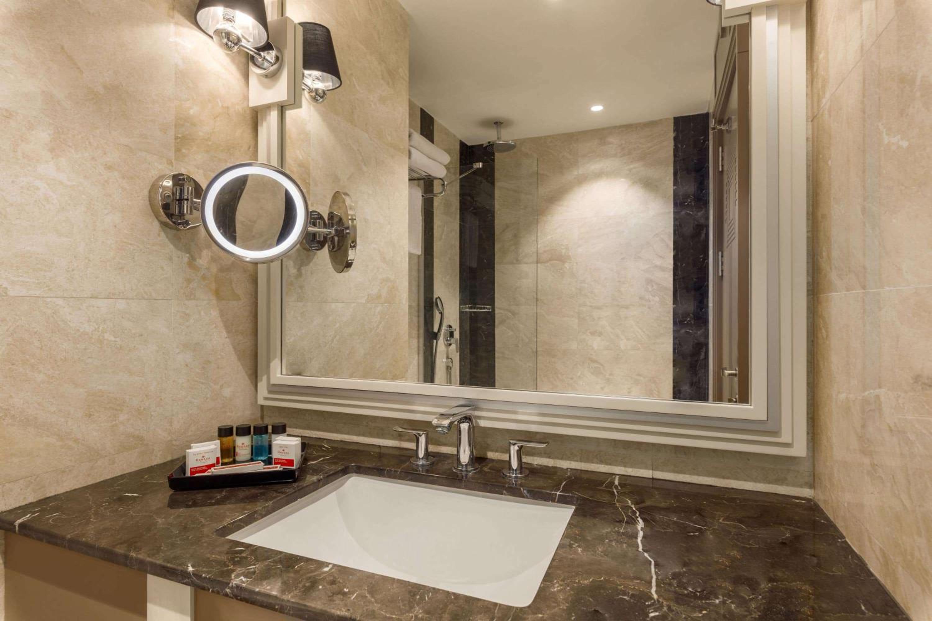 Ramada by Wyndham İstanbul Golden Horn - Image 74