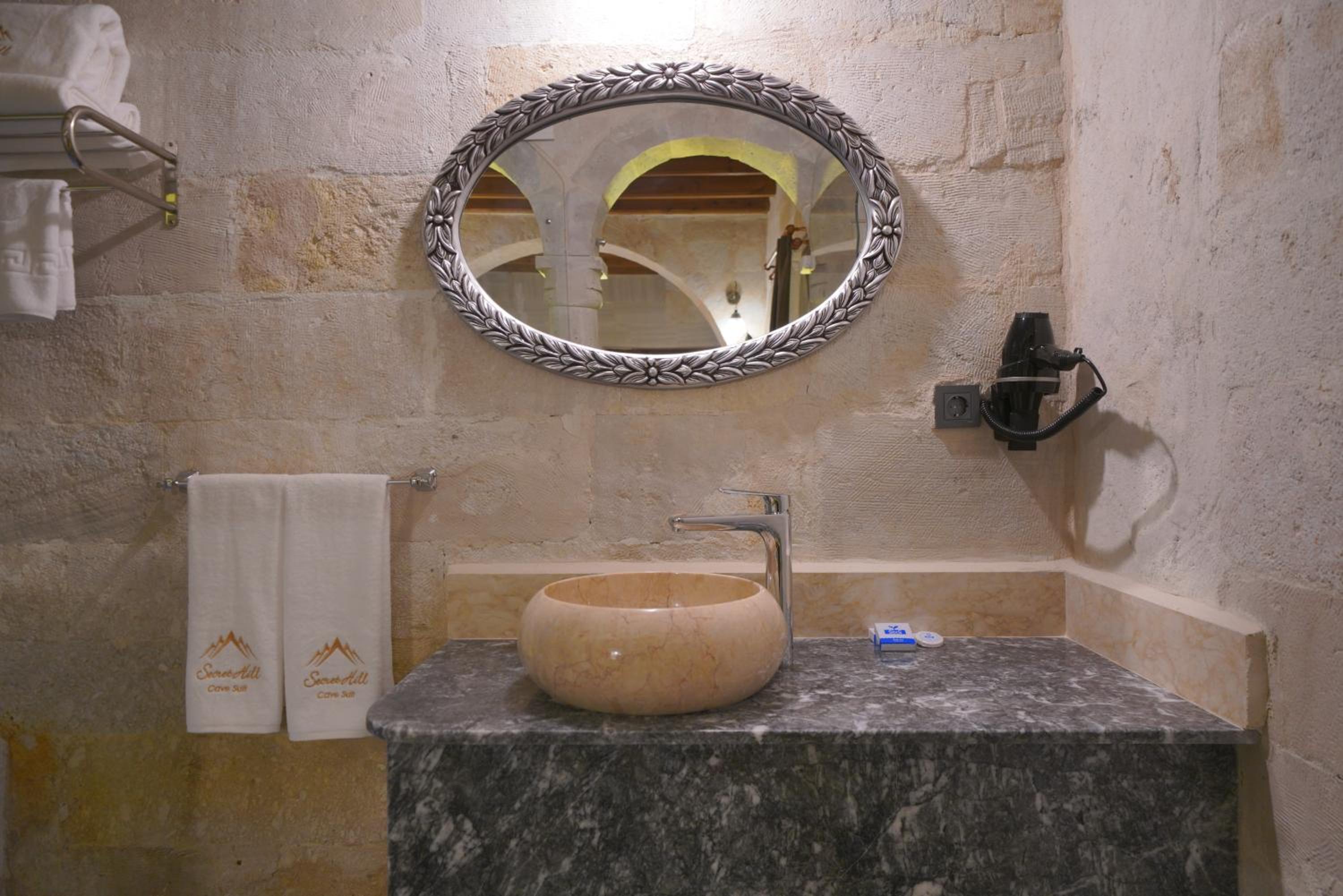 Secret Hill Cave Suites - Image 129