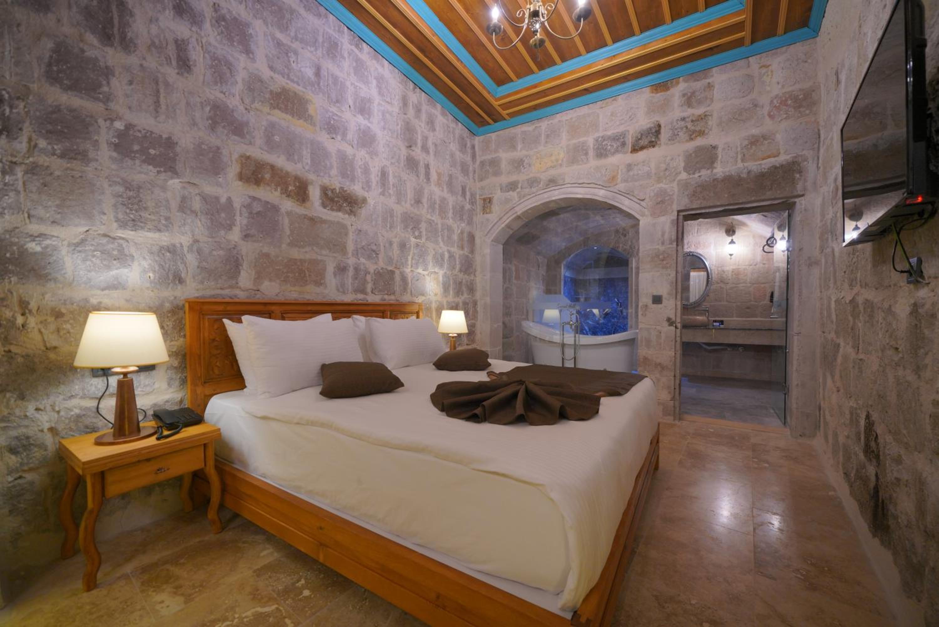 Secret Hill Cave Suites - Image 54