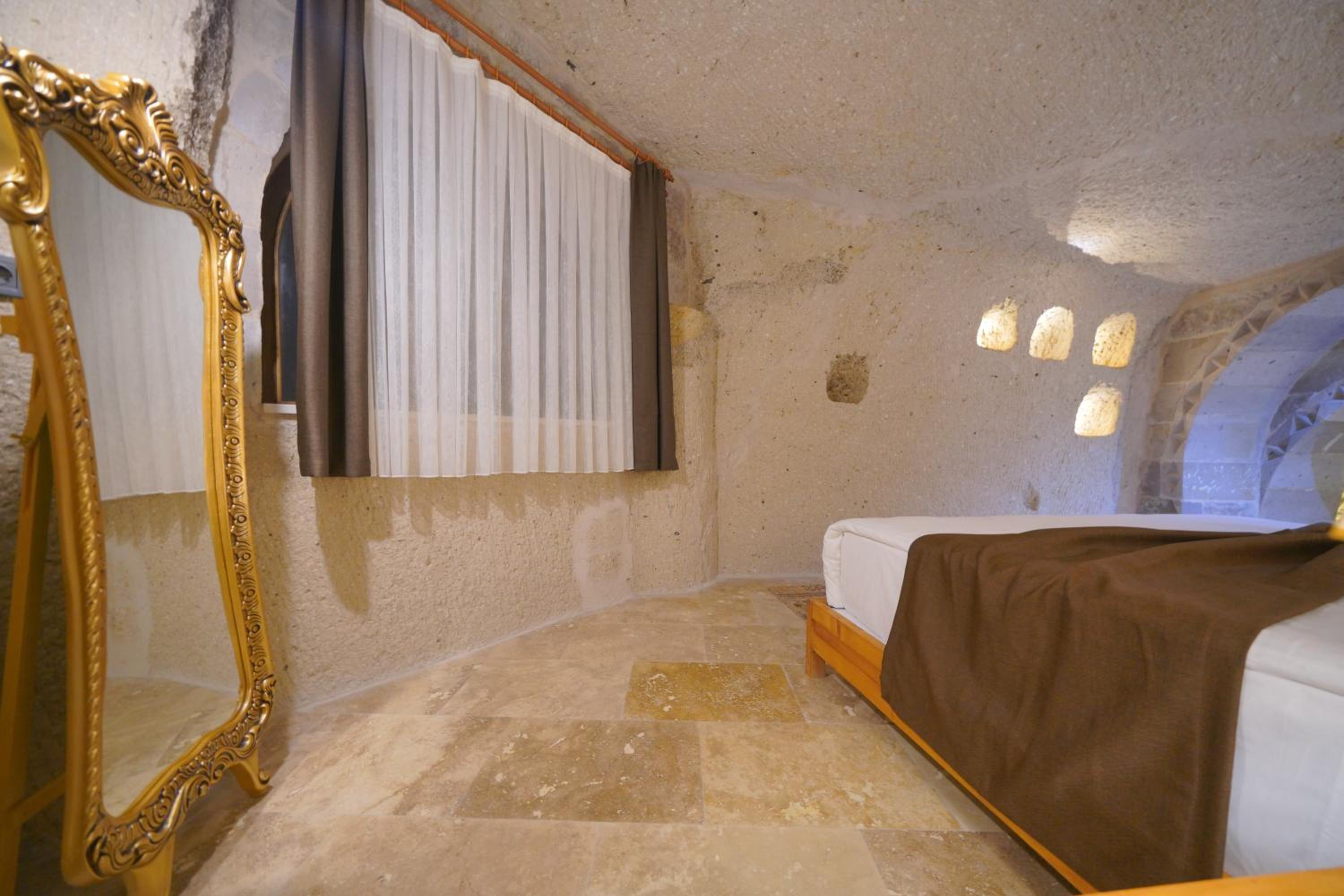Secret Hill Cave Suites - Image 18