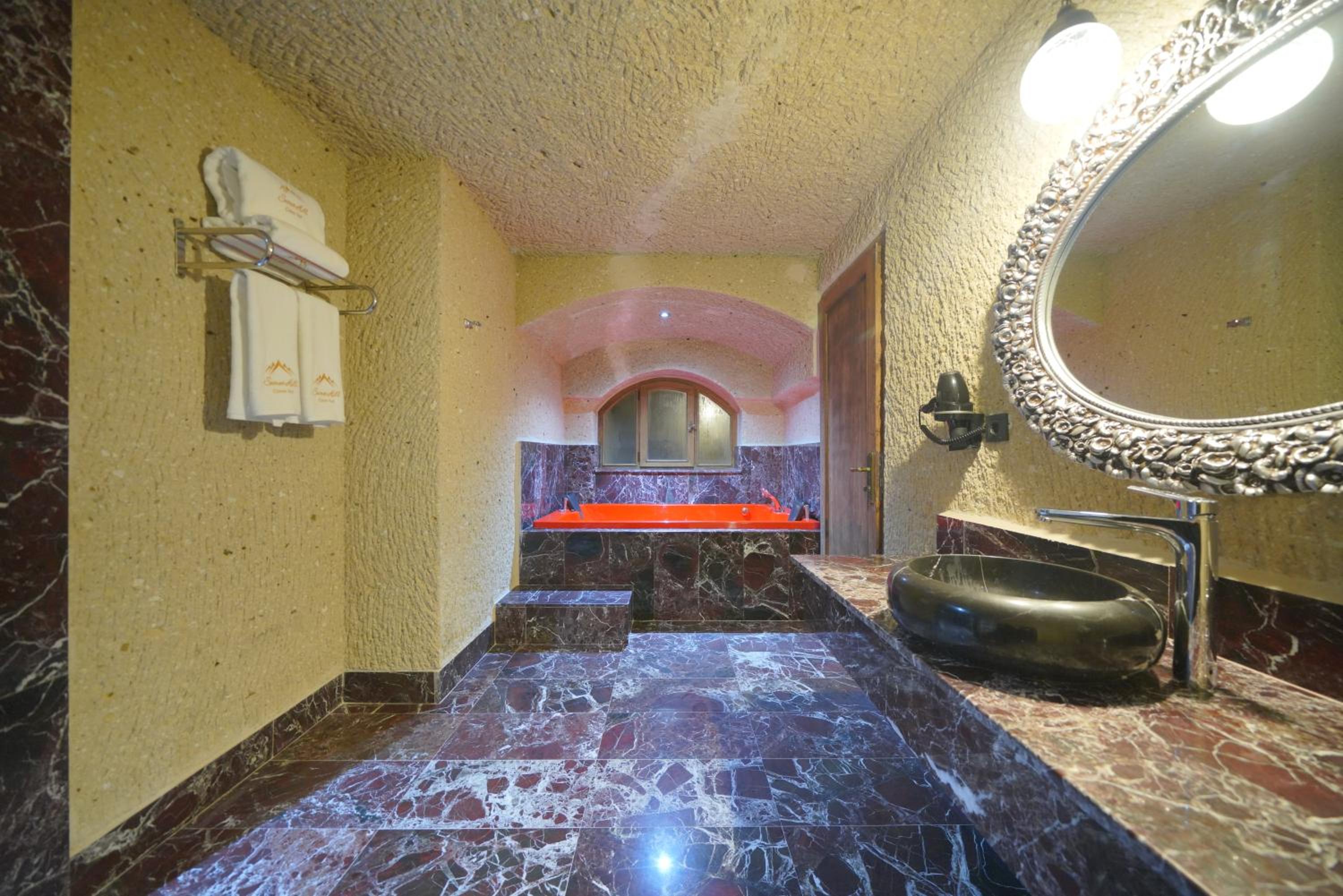Secret Hill Cave Suites - Image 20