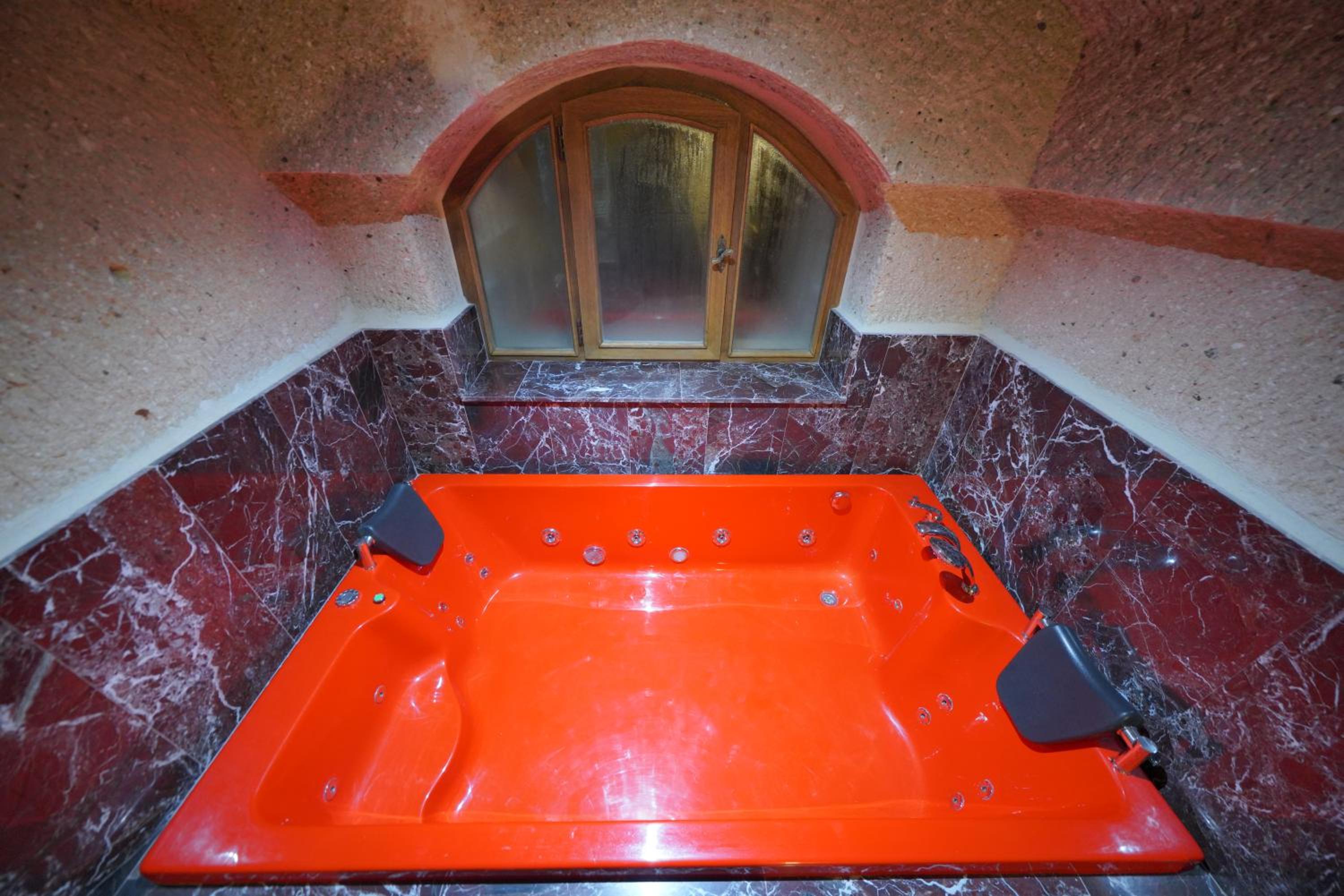 Secret Hill Cave Suites - Image 9