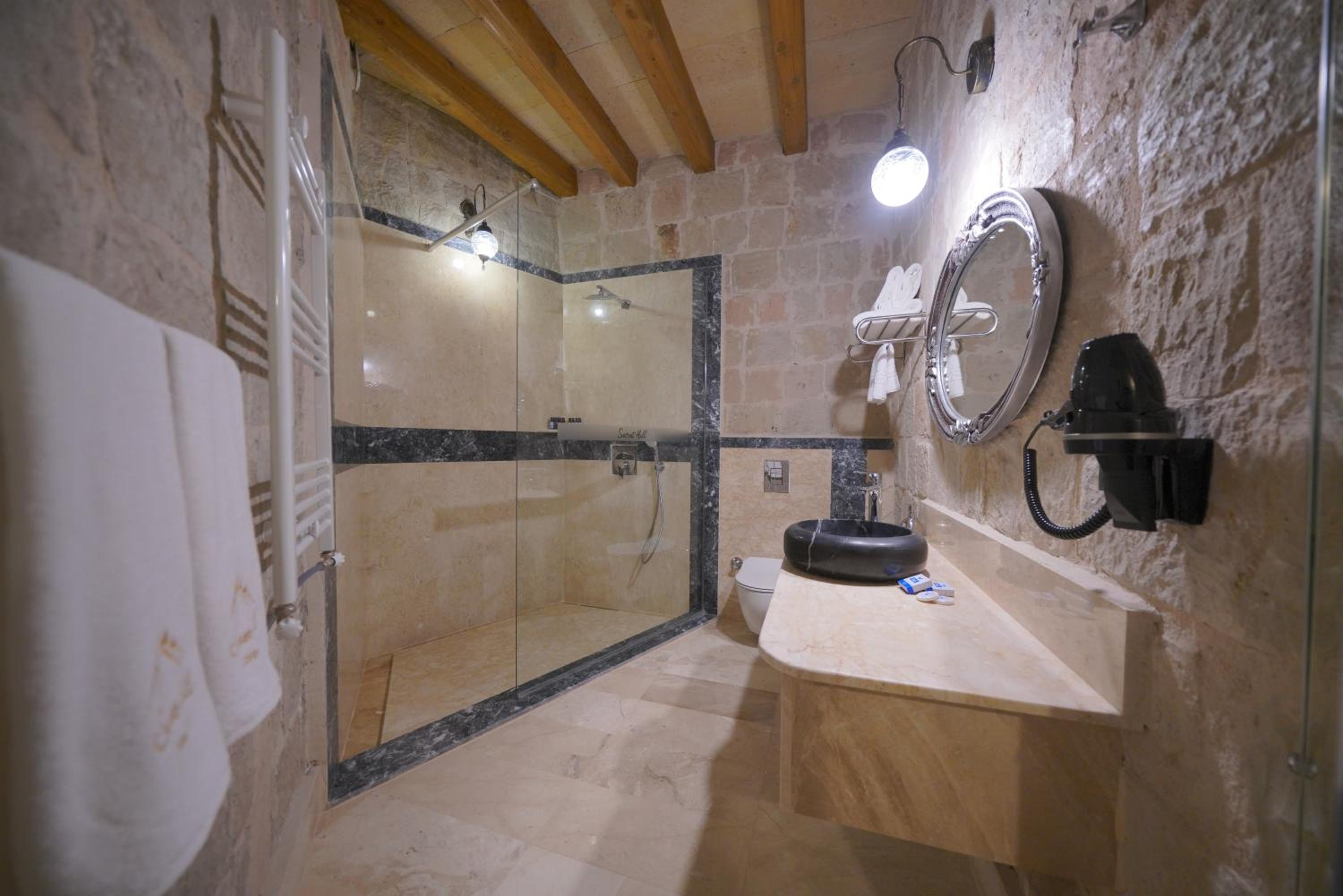 Secret Hill Cave Suites - Image 155