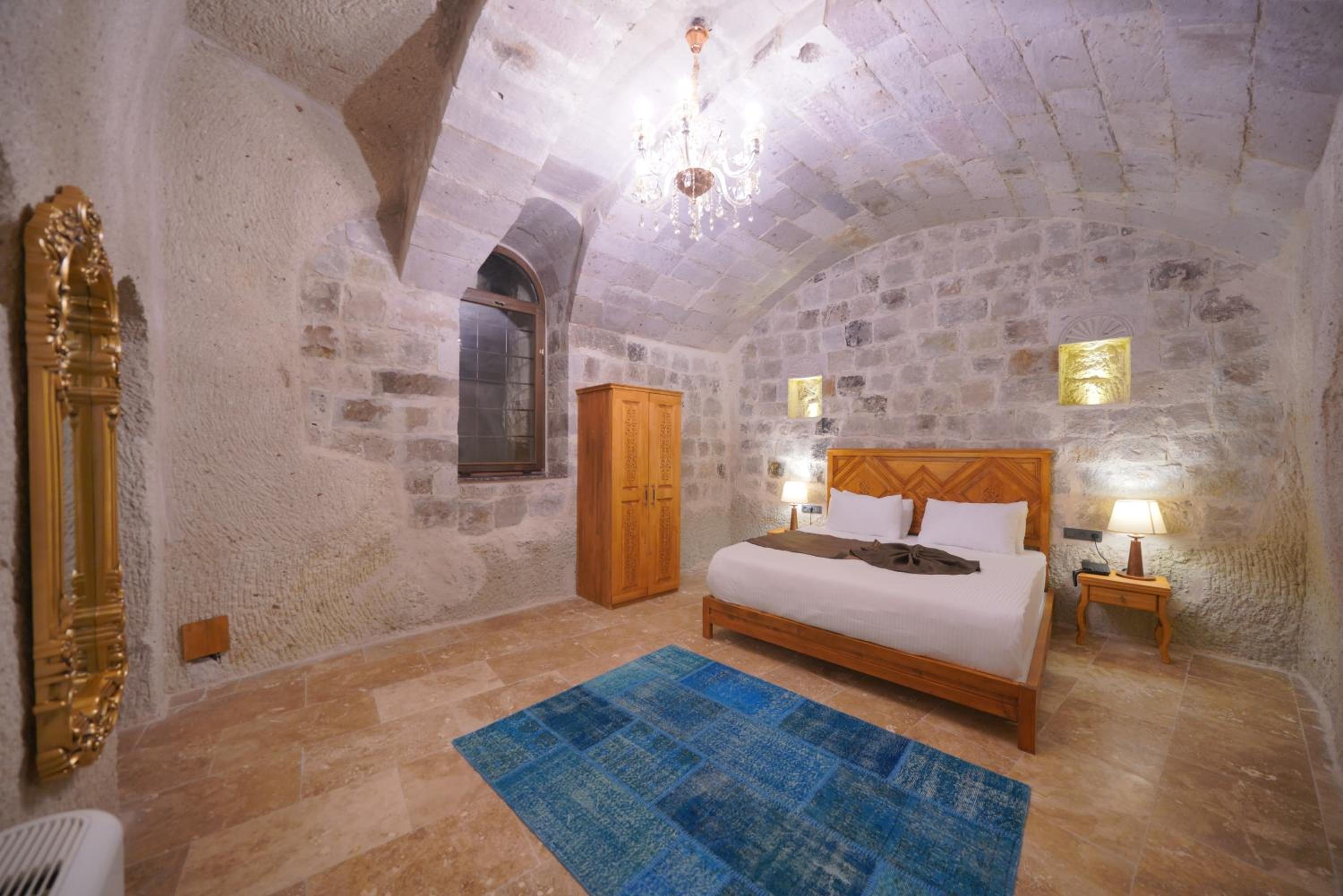 Secret Hill Cave Suites - Image 28