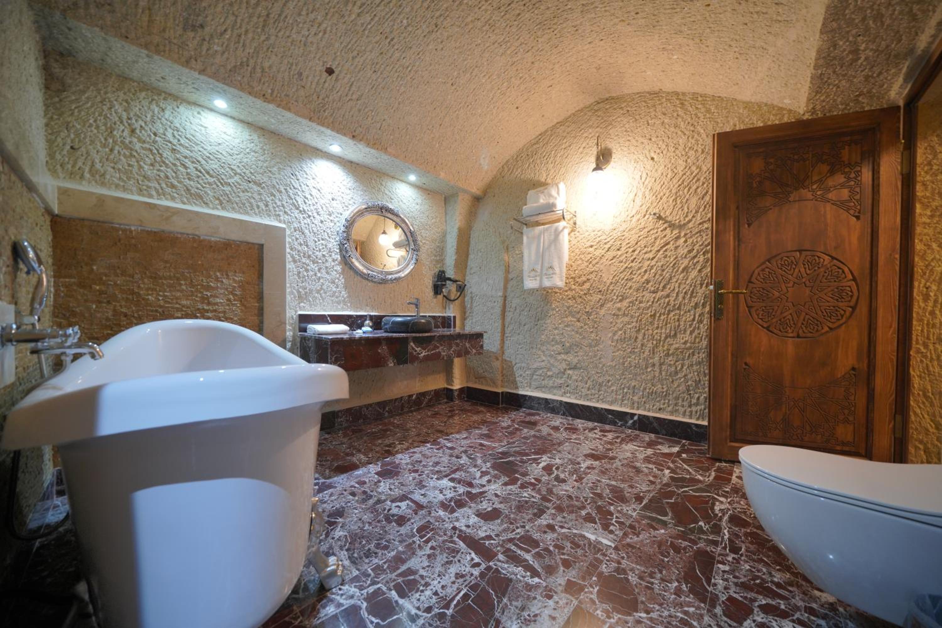 Secret Hill Cave Suites - Image 29