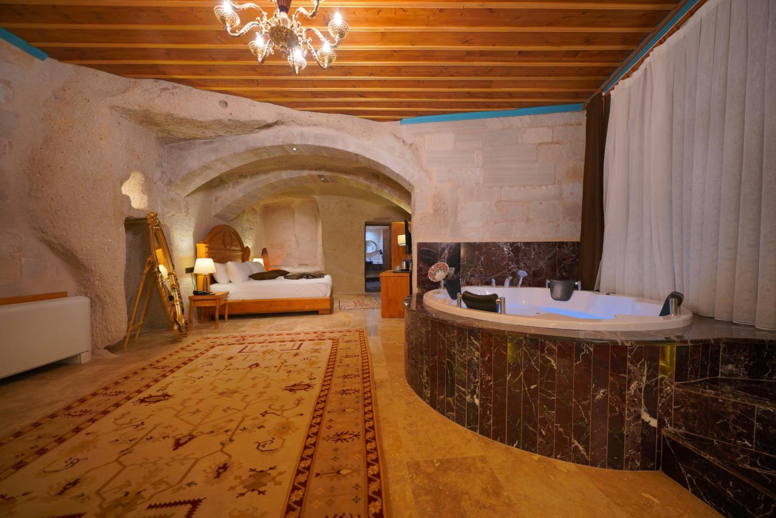 Secret Hill Cave Suites - Image 120