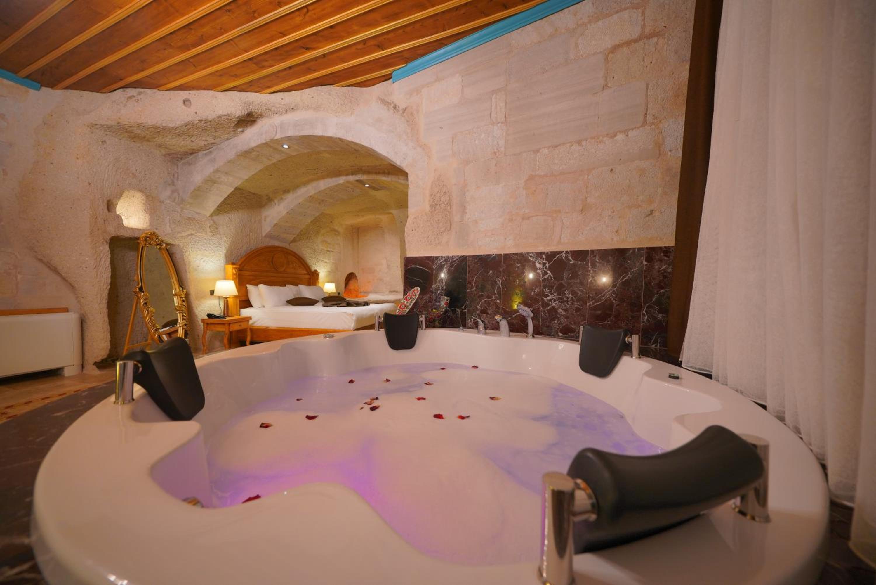 Secret Hill Cave Suites - Image 115