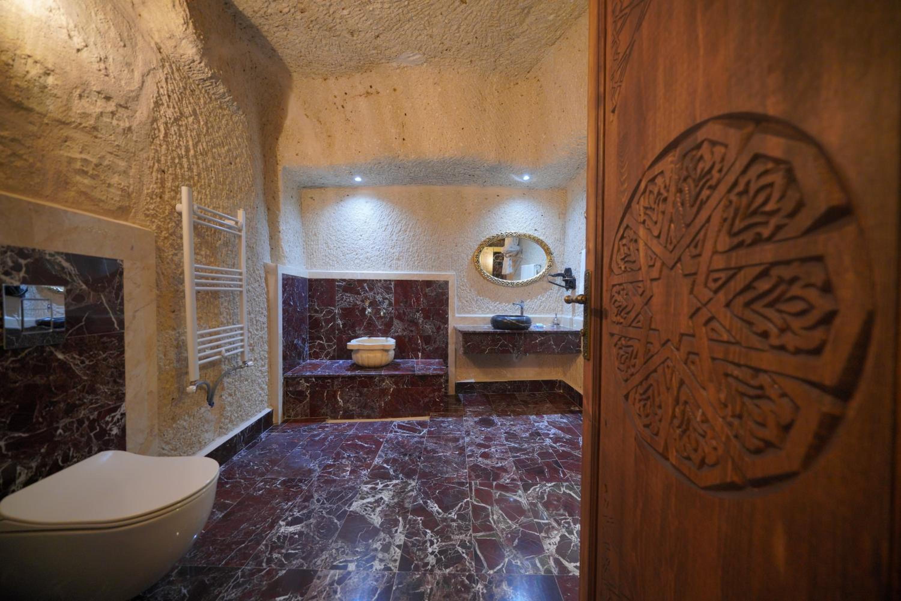 Secret Hill Cave Suites - Image 38