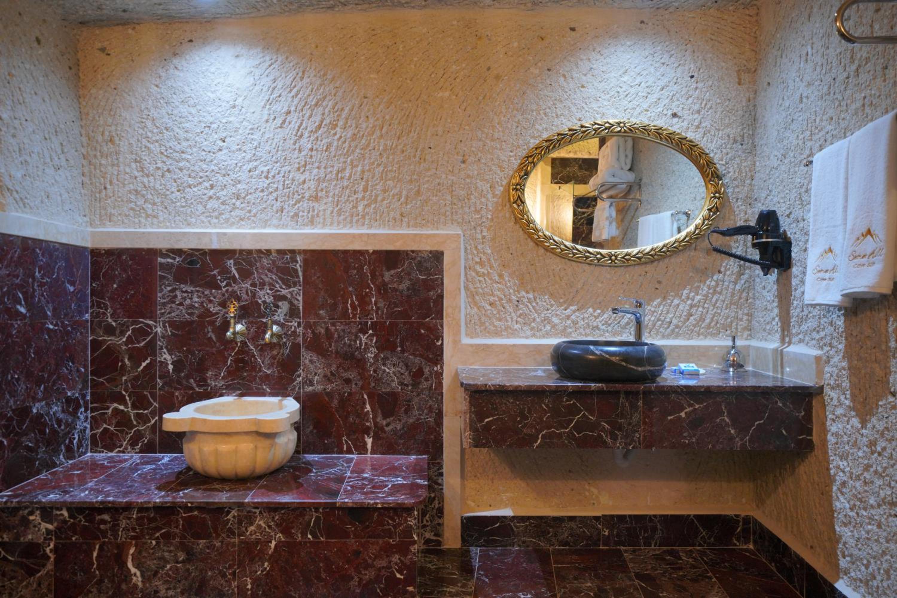 Secret Hill Cave Suites - Image 164