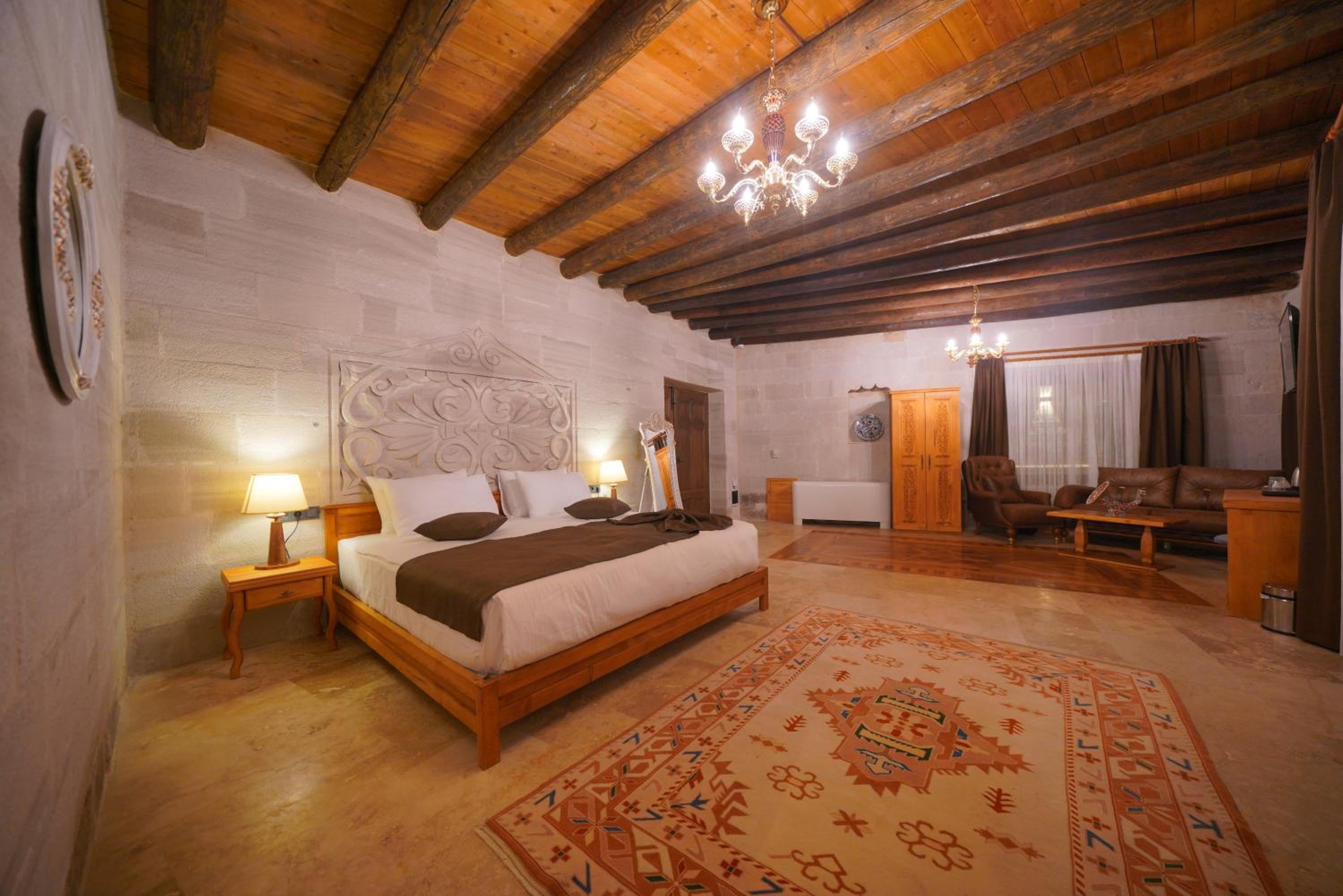 Secret Hill Cave Suites - Image 32