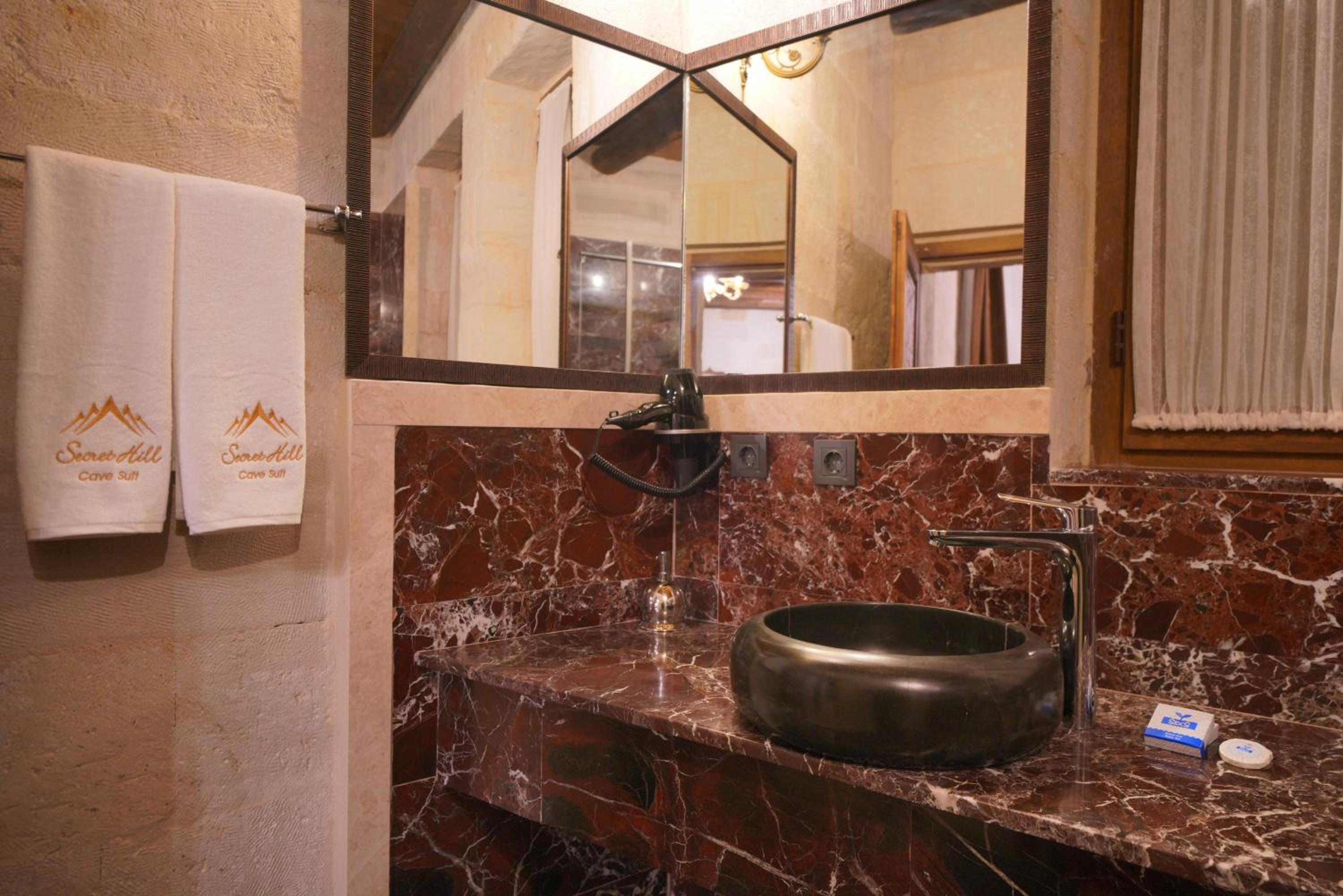 Secret Hill Cave Suites - Image 47