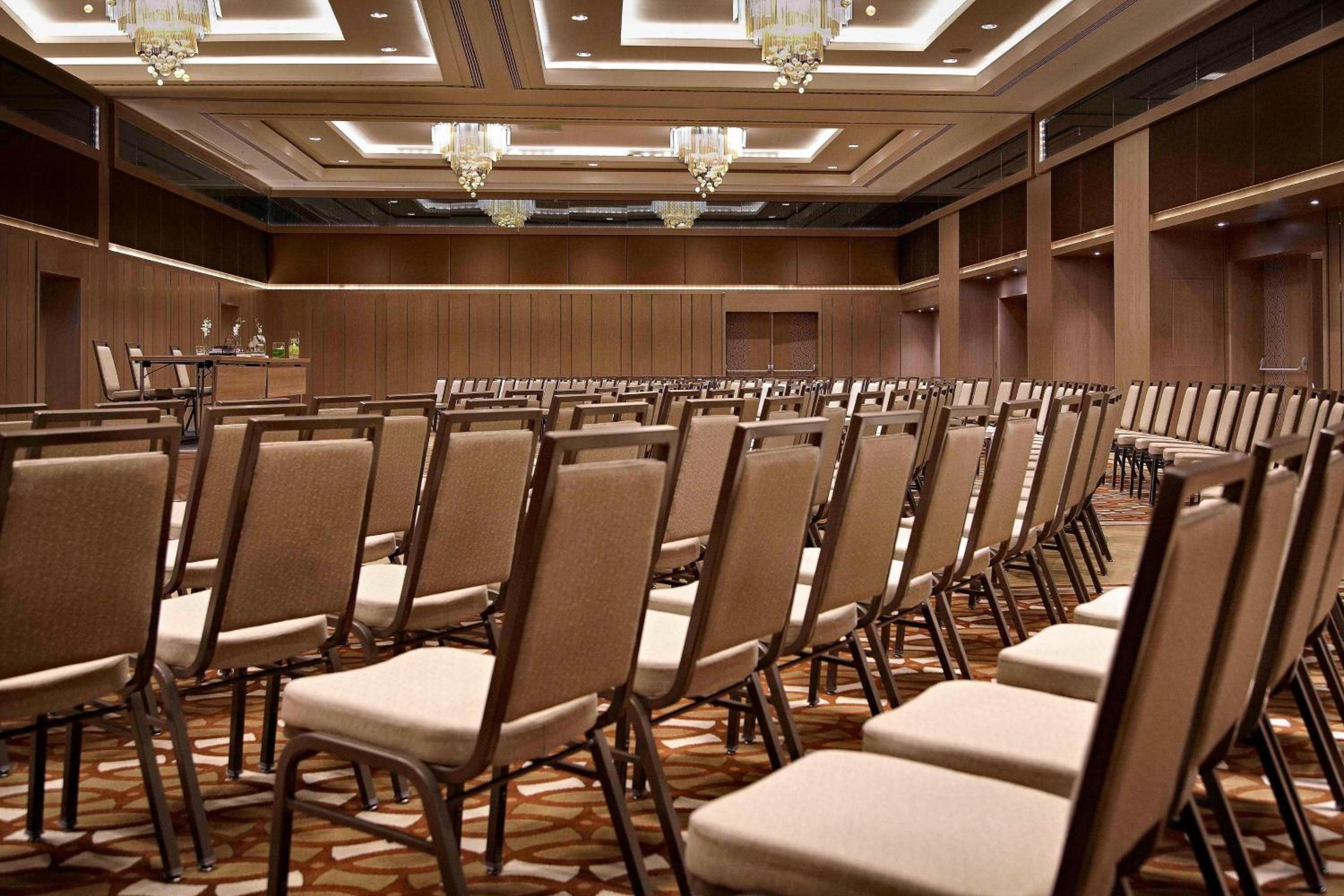 Renaissance İstanbul Polat Bosphorus Otel - Image 12